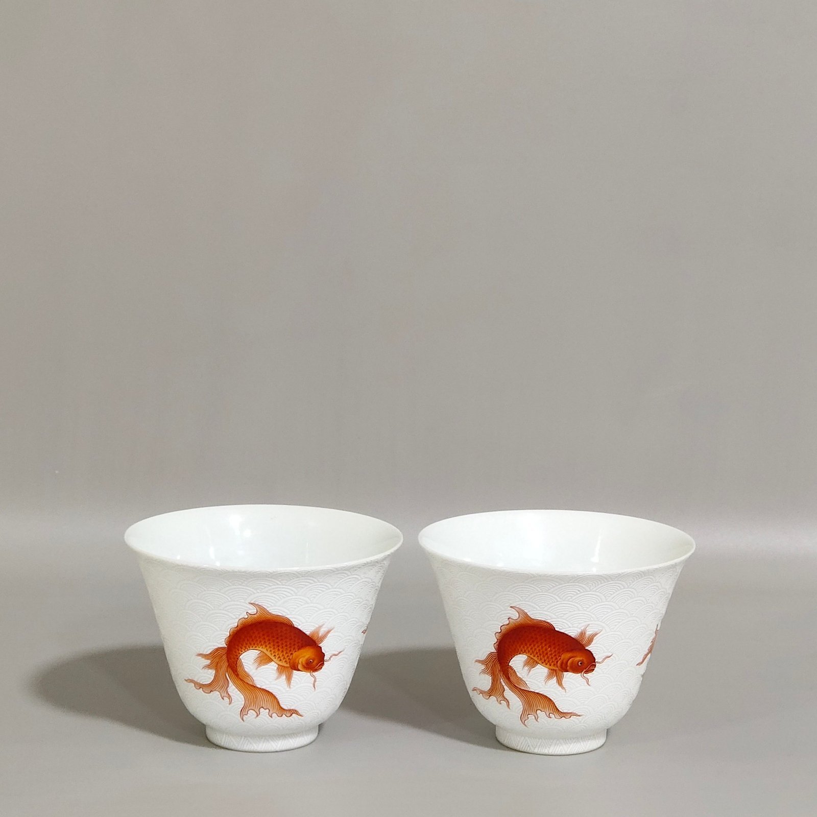 Qing Dynasty Yongzheng sea carp thin cup with dragon pattern engraved on the inside
