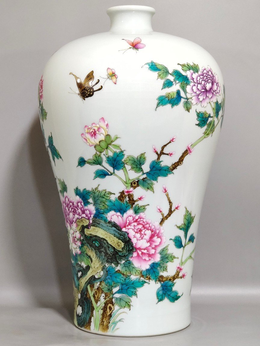 Qing Dynasty Yongzheng peony plum vase