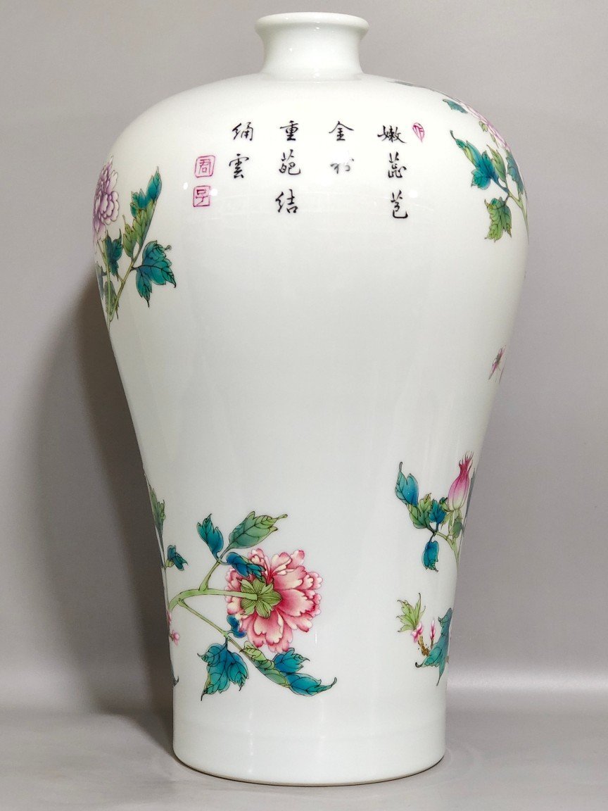 Qing Dynasty Yongzheng peony plum vase
