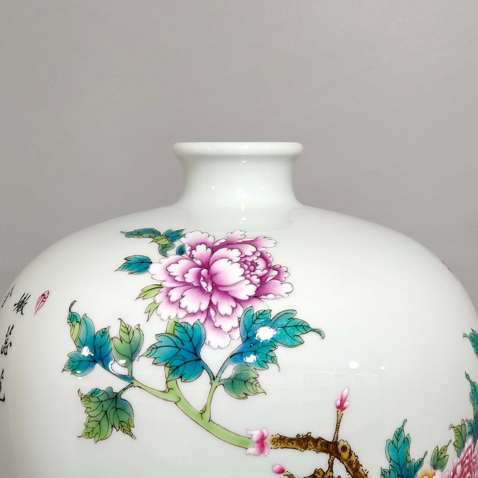 Qing Dynasty Yongzheng peony plum vase