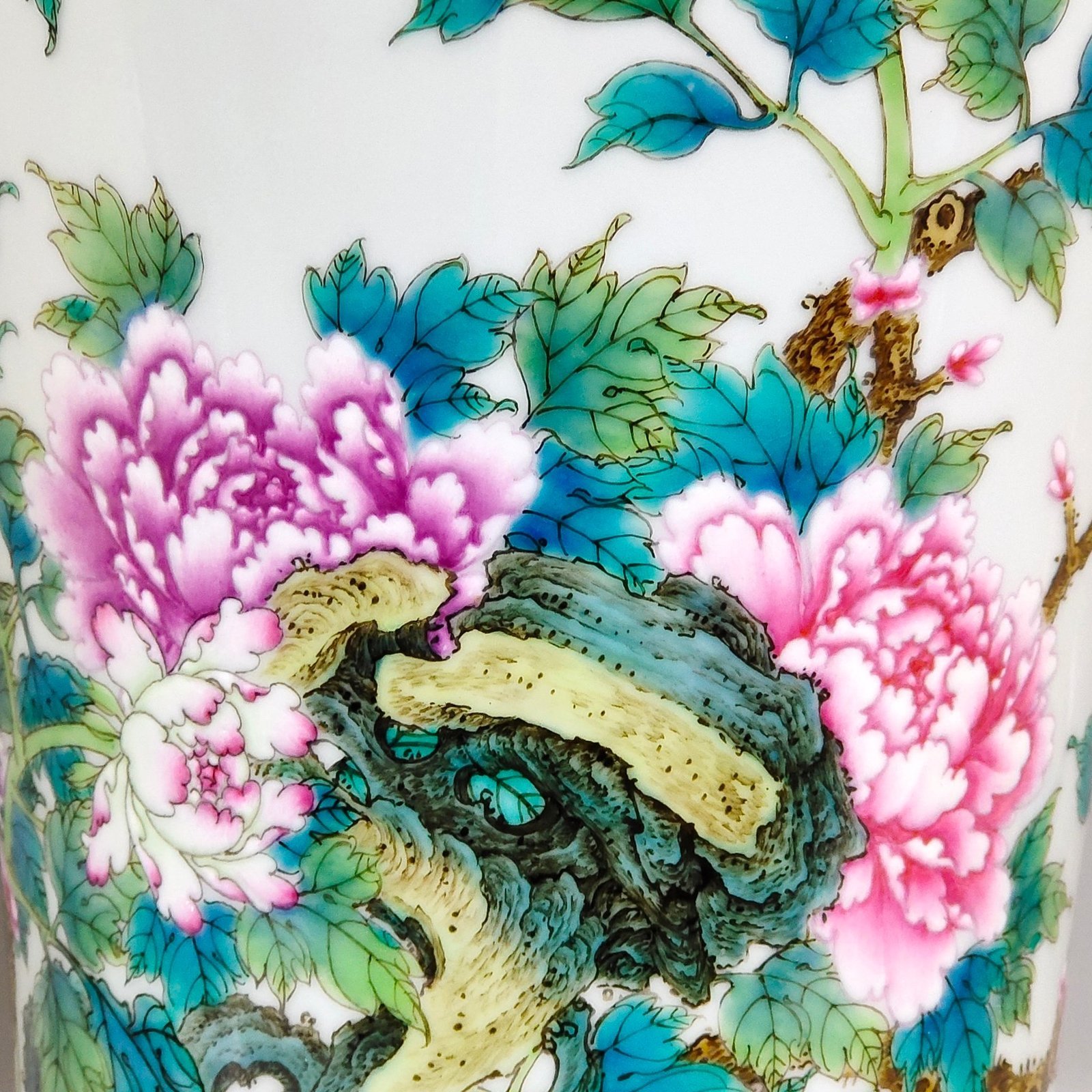Qing Dynasty Yongzheng peony plum vase