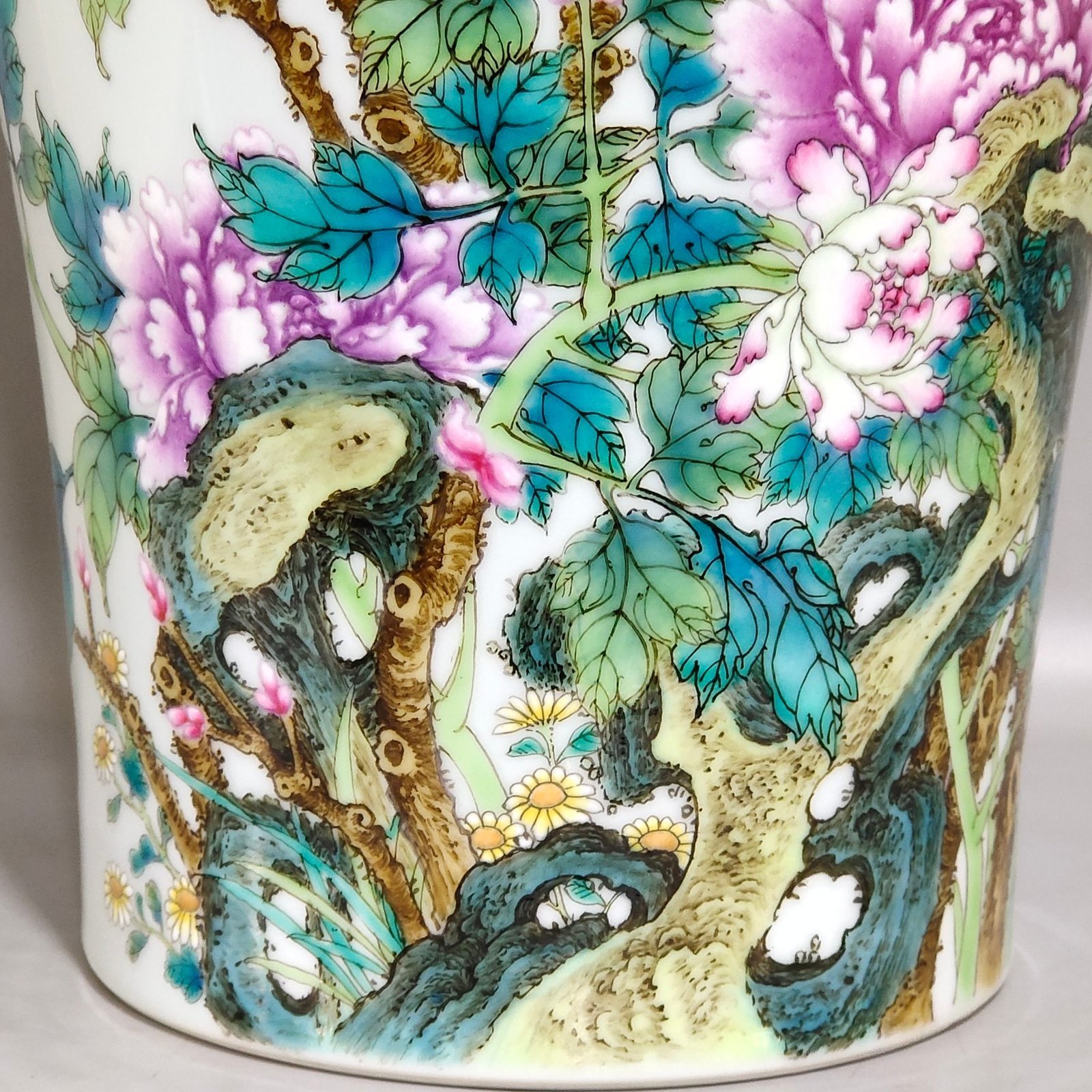 Qing Dynasty Yongzheng peony plum vase