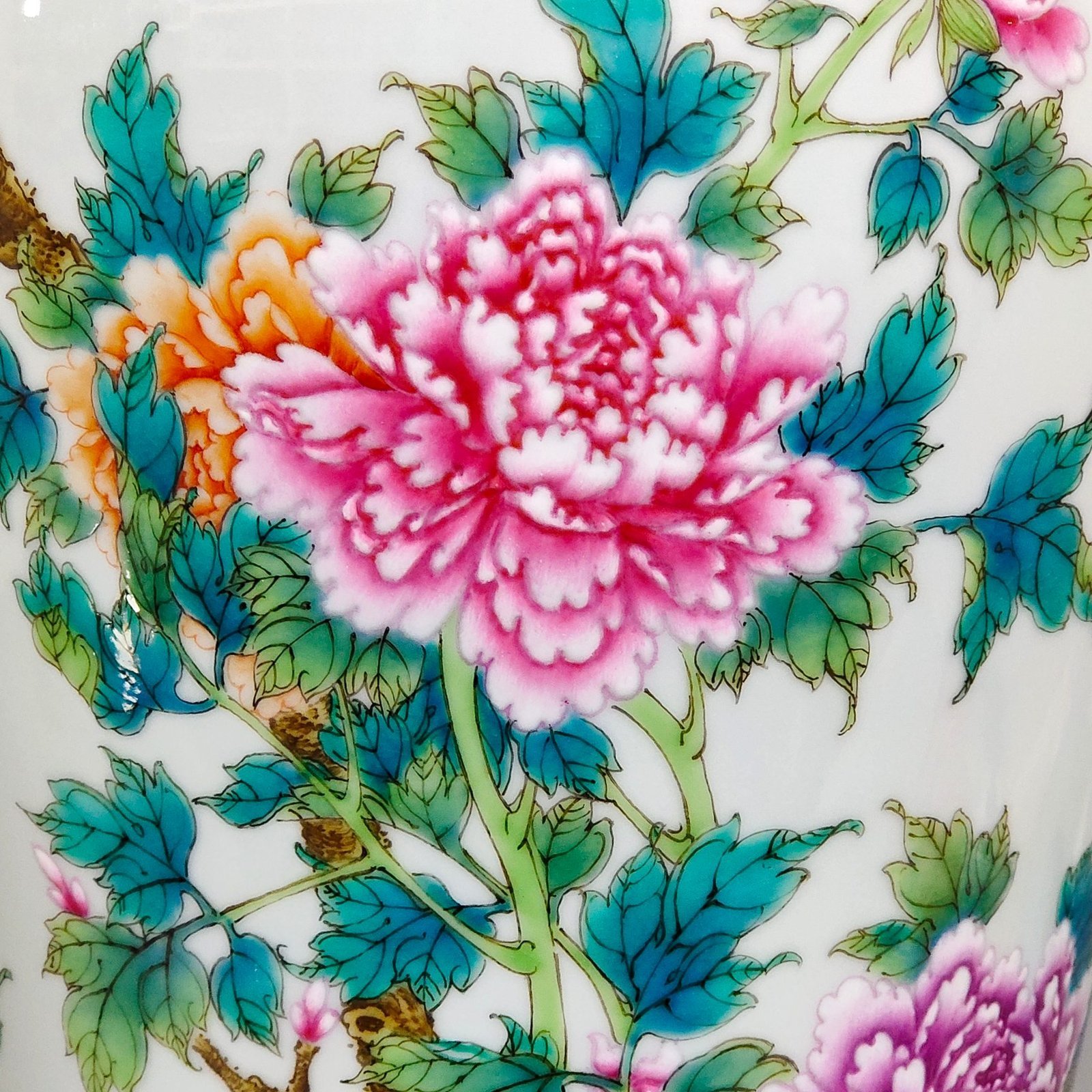 Qing Dynasty Yongzheng peony plum vase