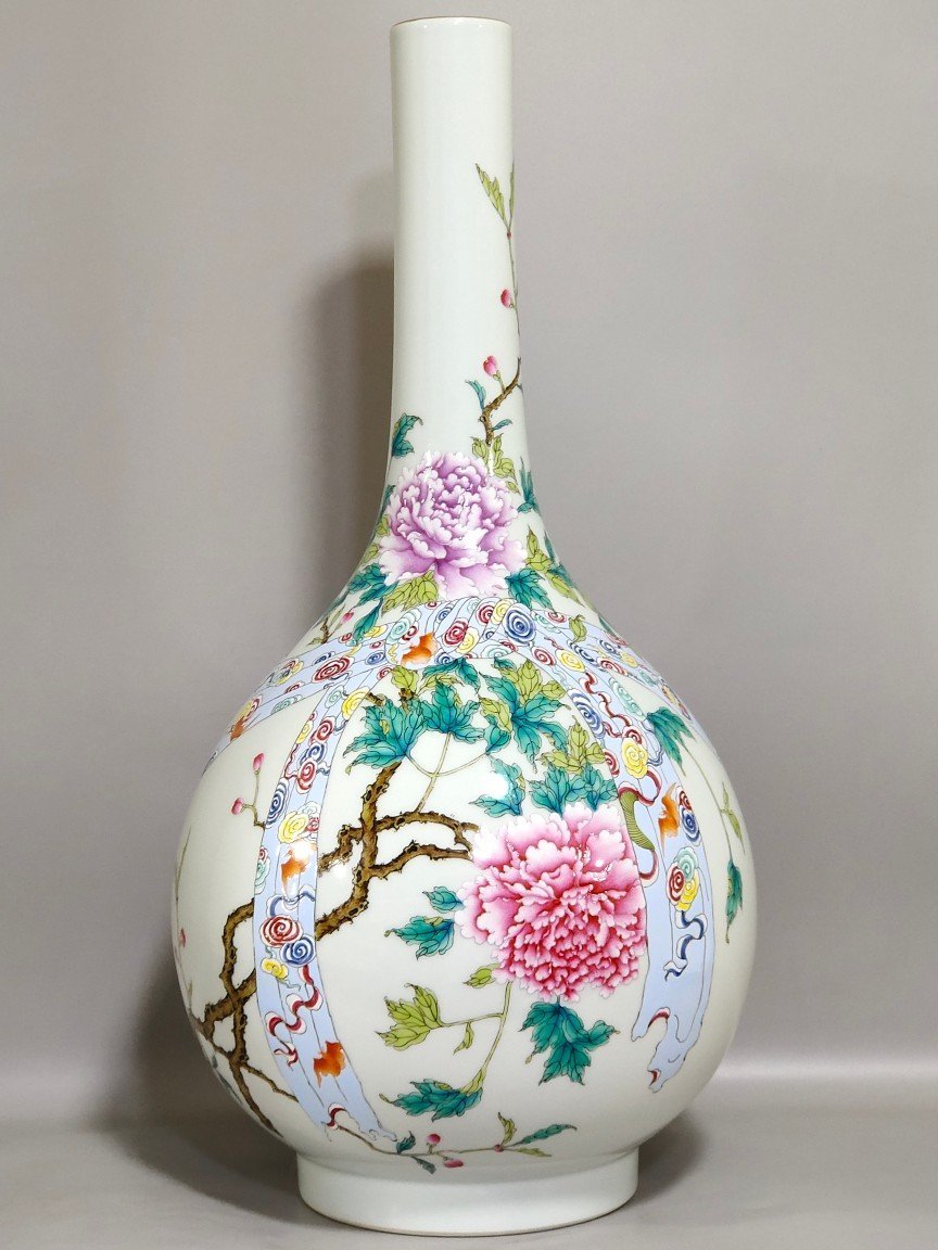 Qing Dynasty Yongzheng peony flower ribbon flask
