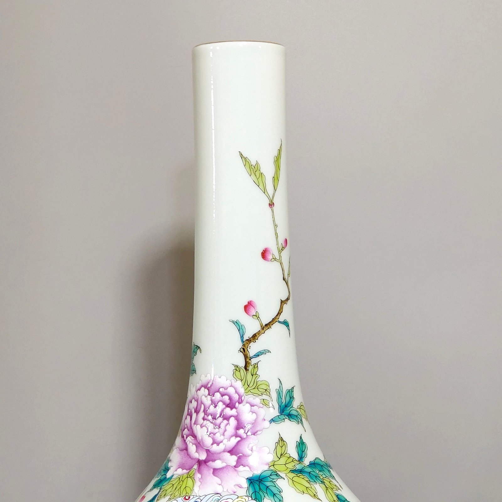 Qing Dynasty Yongzheng peony flower ribbon flask