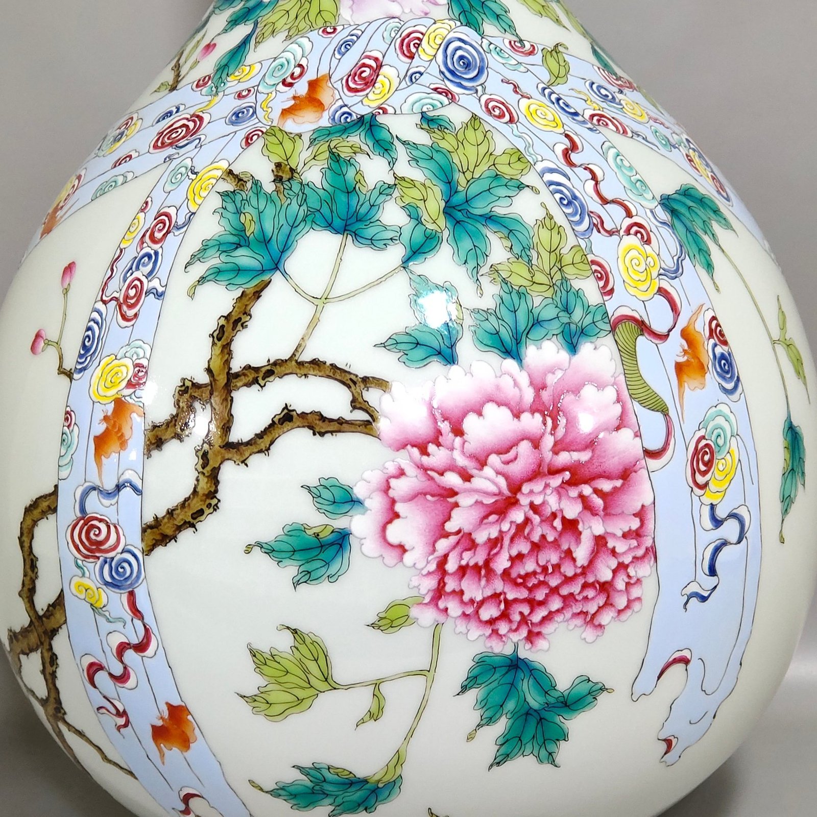 Qing Dynasty Yongzheng peony flower ribbon flask