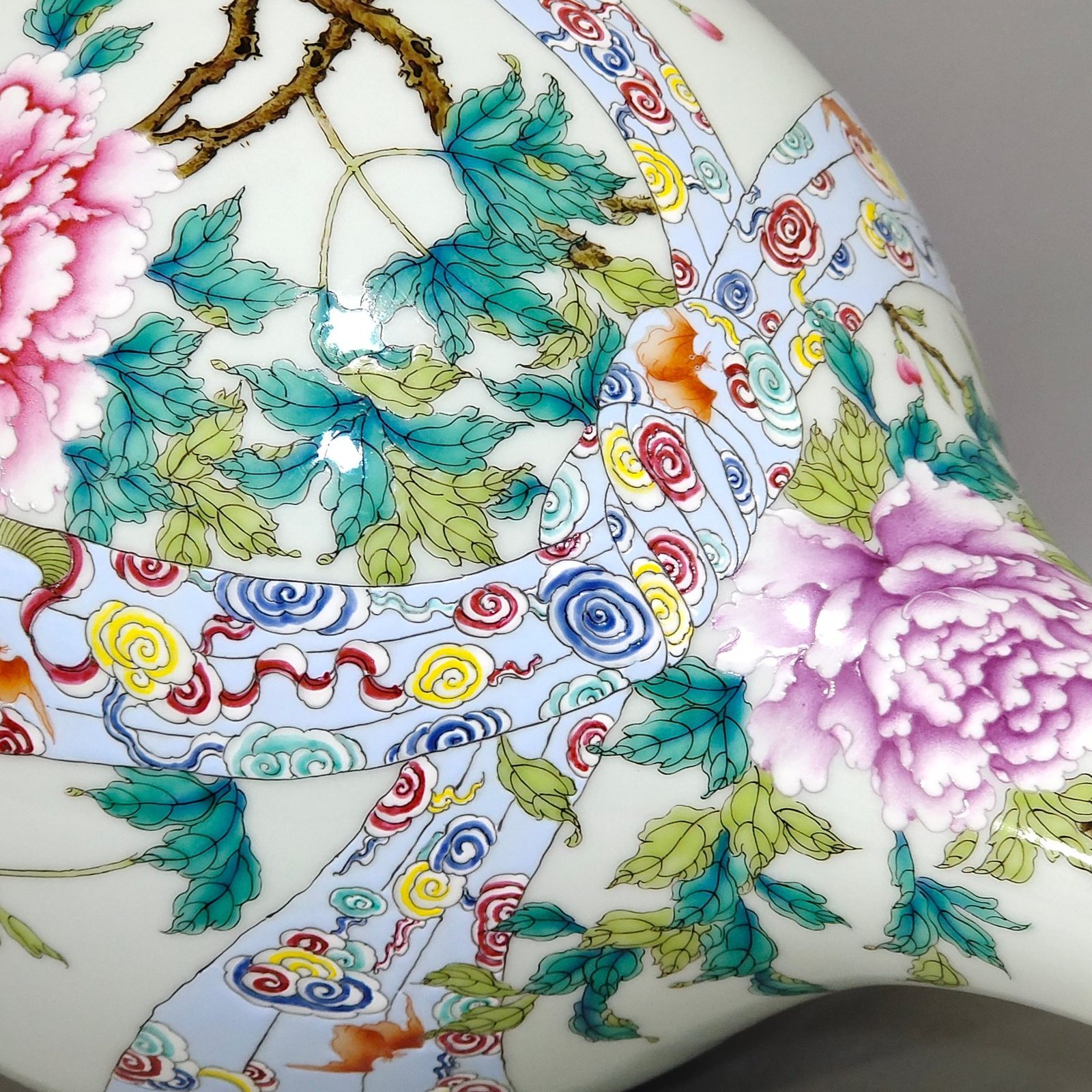 Qing Dynasty Yongzheng peony flower ribbon flask