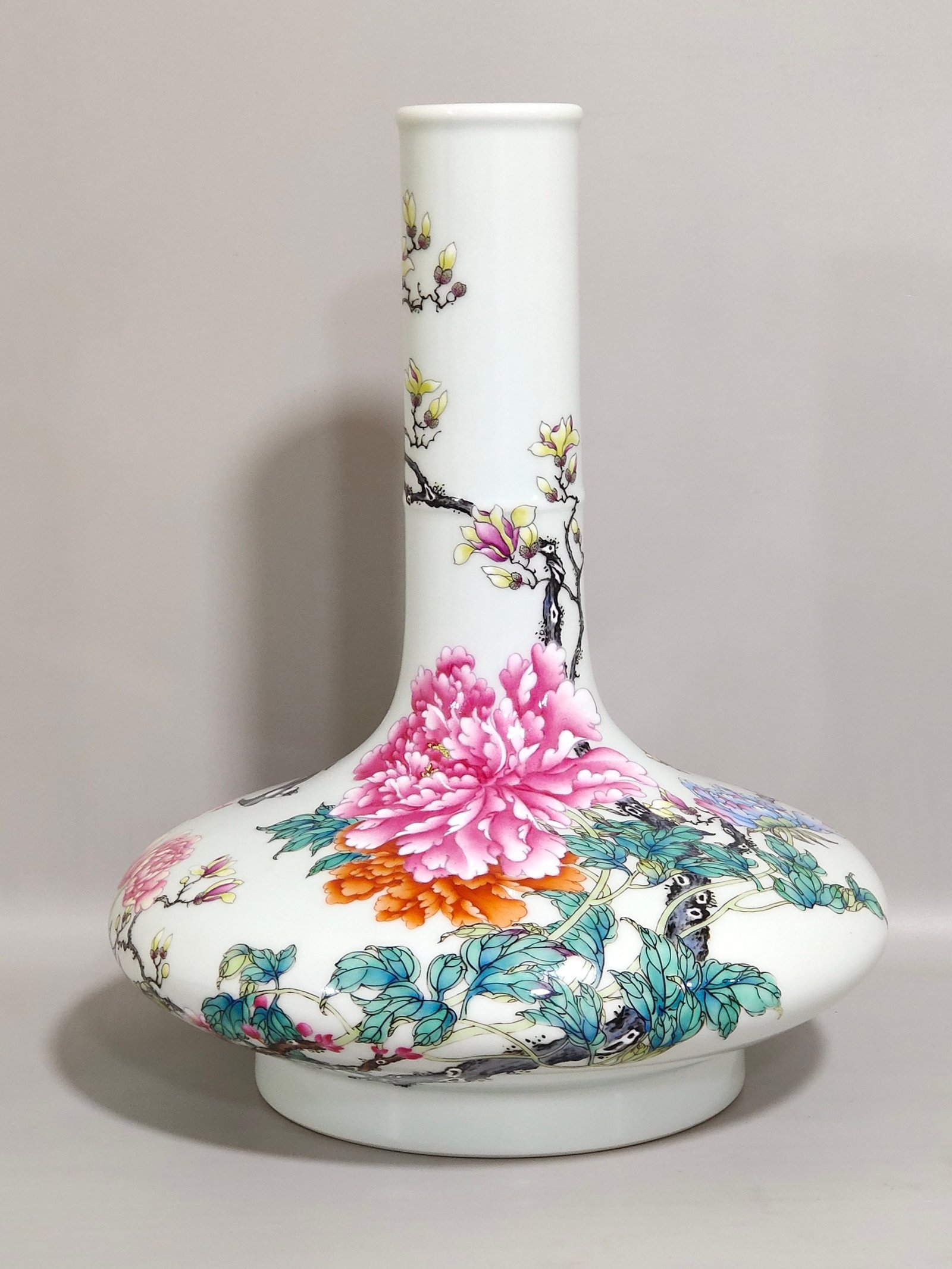 Qing Dynasty Yongzheng peony flower and bird flat belly vase