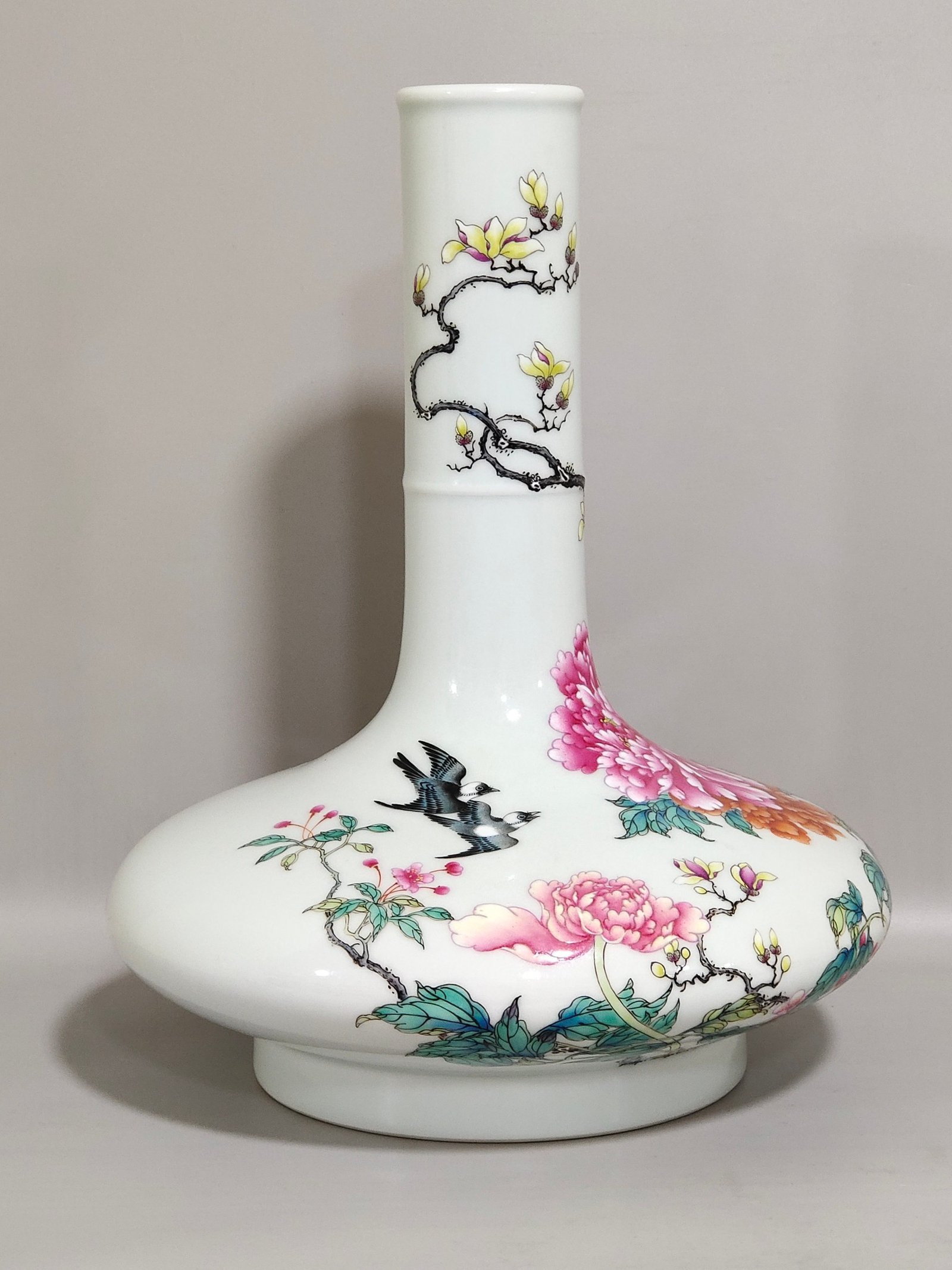 Qing Dynasty Yongzheng peony flower and bird flat belly vase