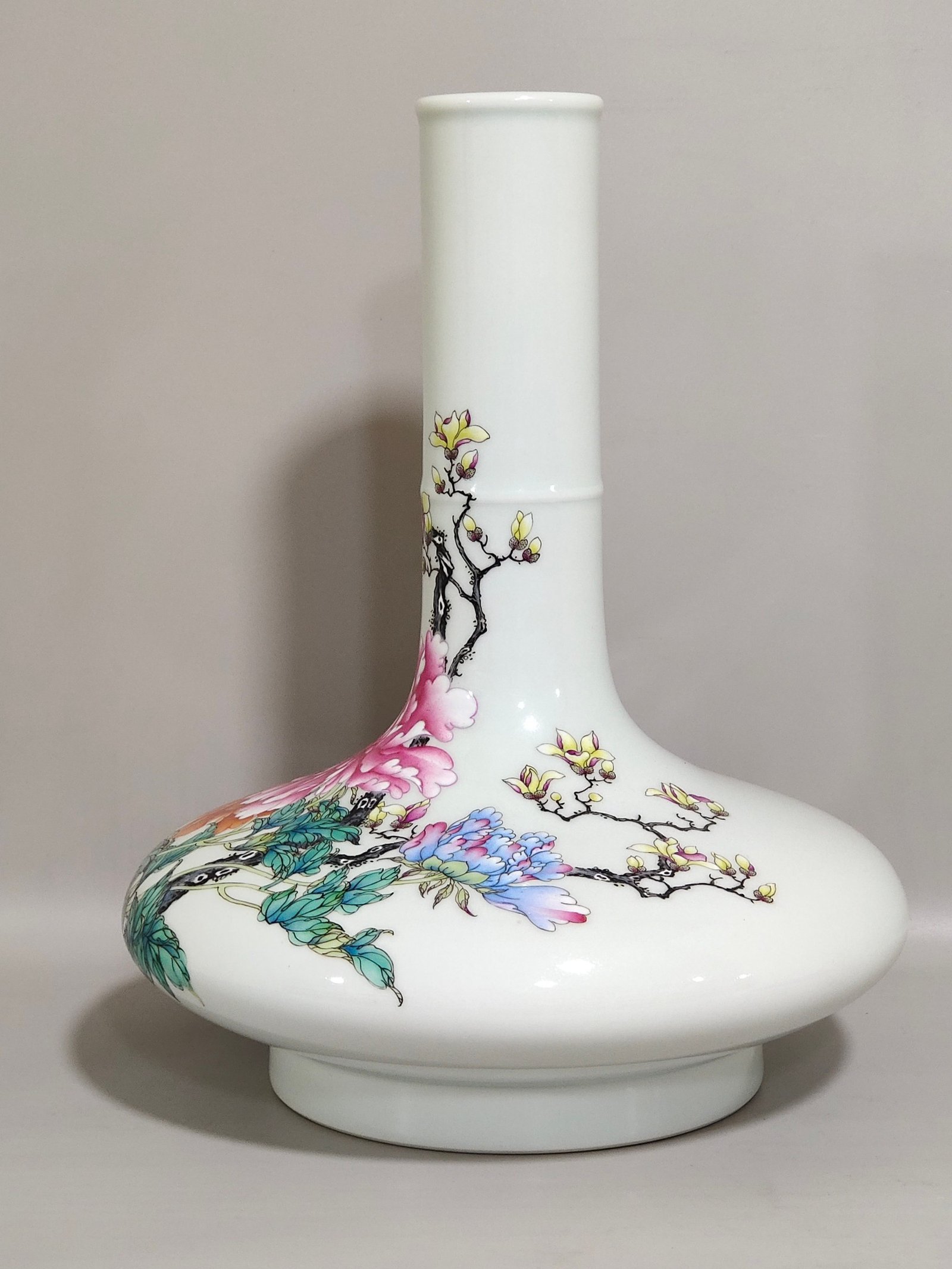 Qing Dynasty Yongzheng peony flower and bird flat belly vase