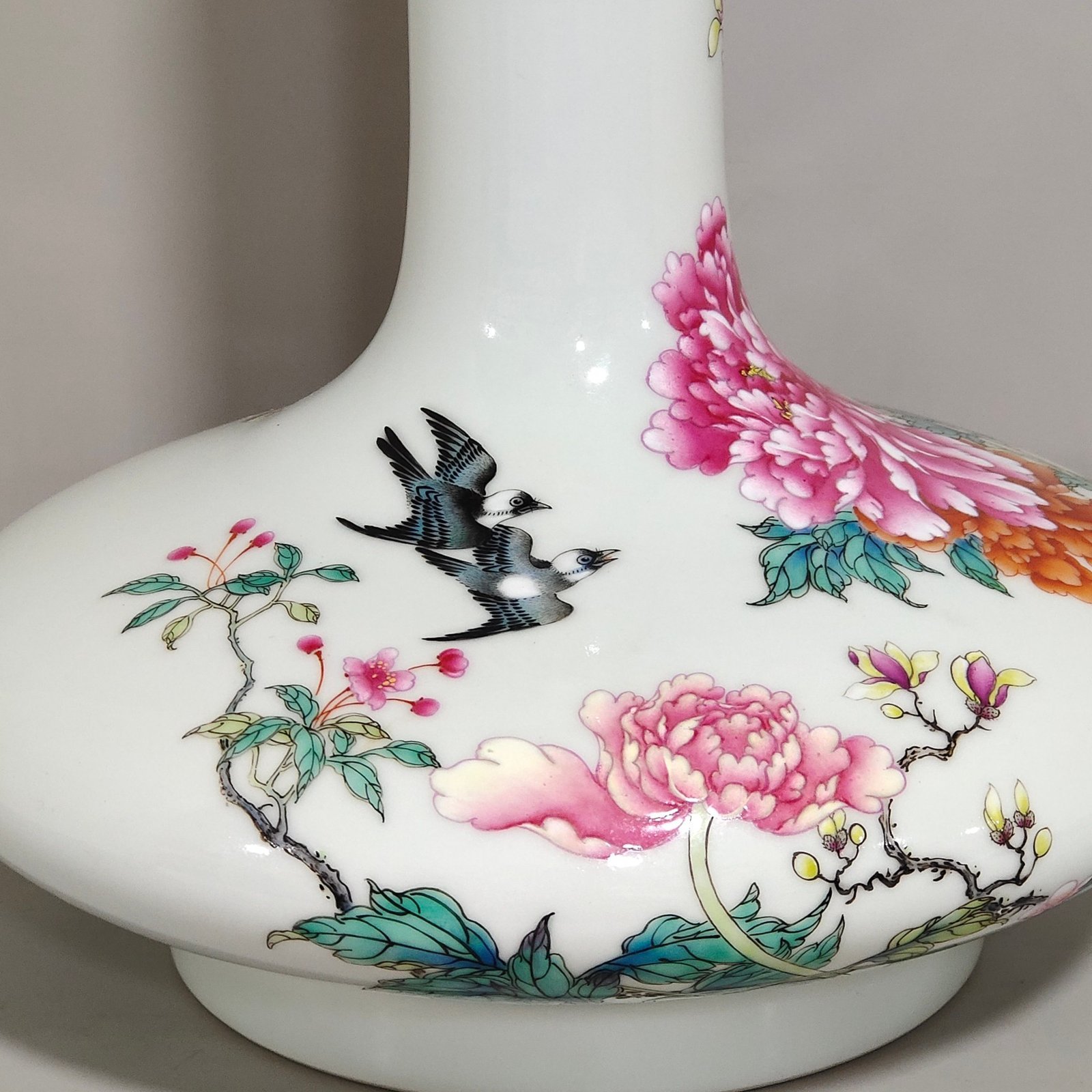 Qing Dynasty Yongzheng peony flower and bird flat belly vase