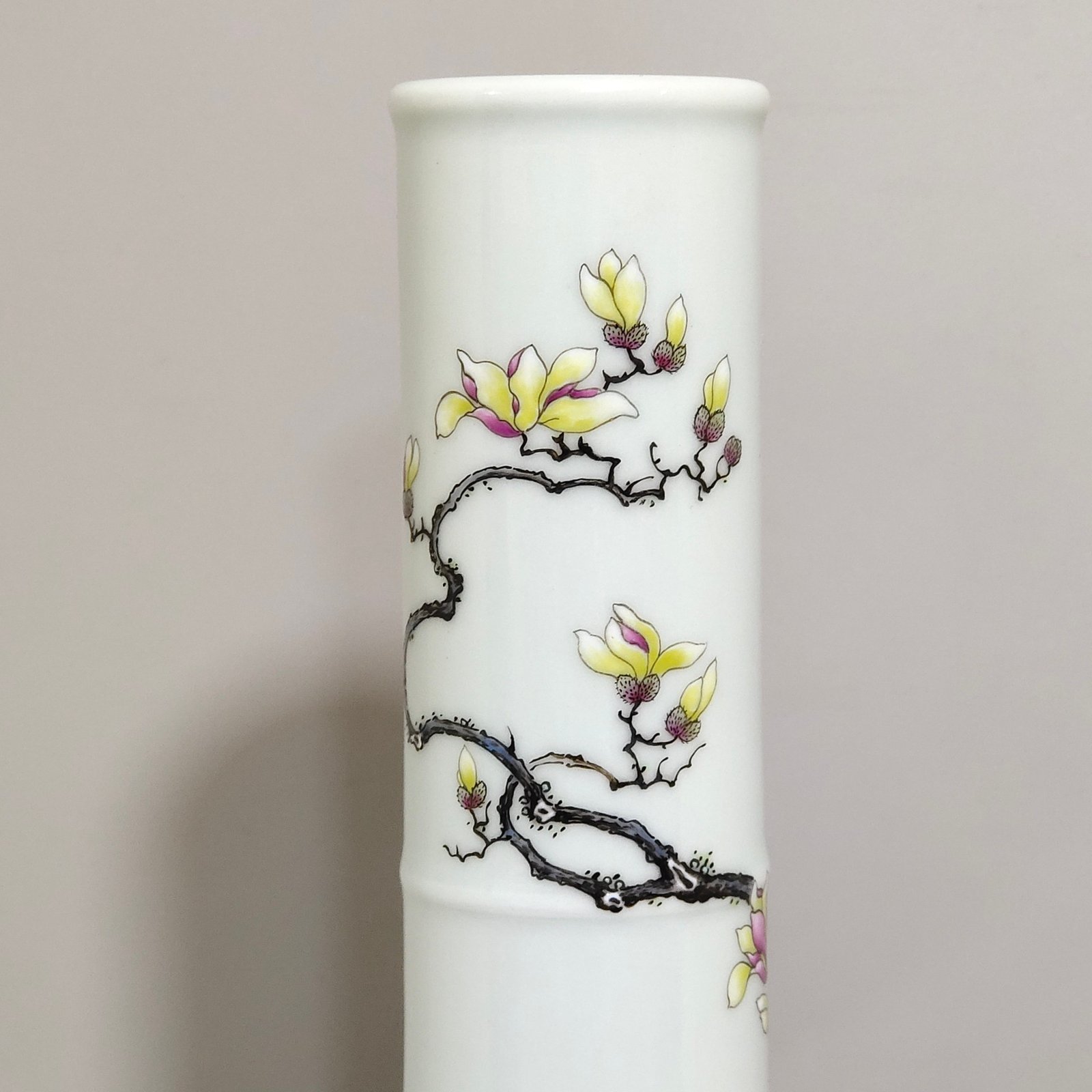Qing Dynasty Yongzheng peony flower and bird flat belly vase