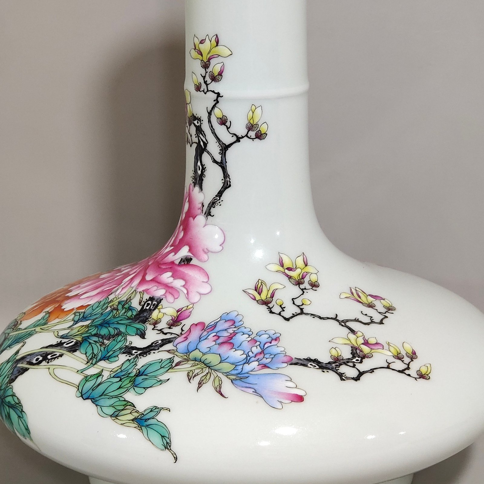 Qing Dynasty Yongzheng peony flower and bird flat belly vase