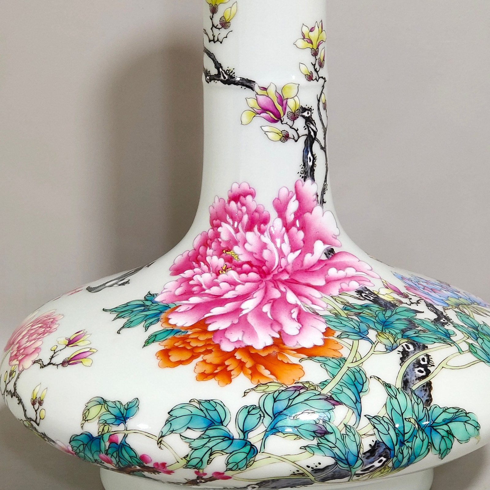 Qing Dynasty Yongzheng peony flower and bird flat belly vase