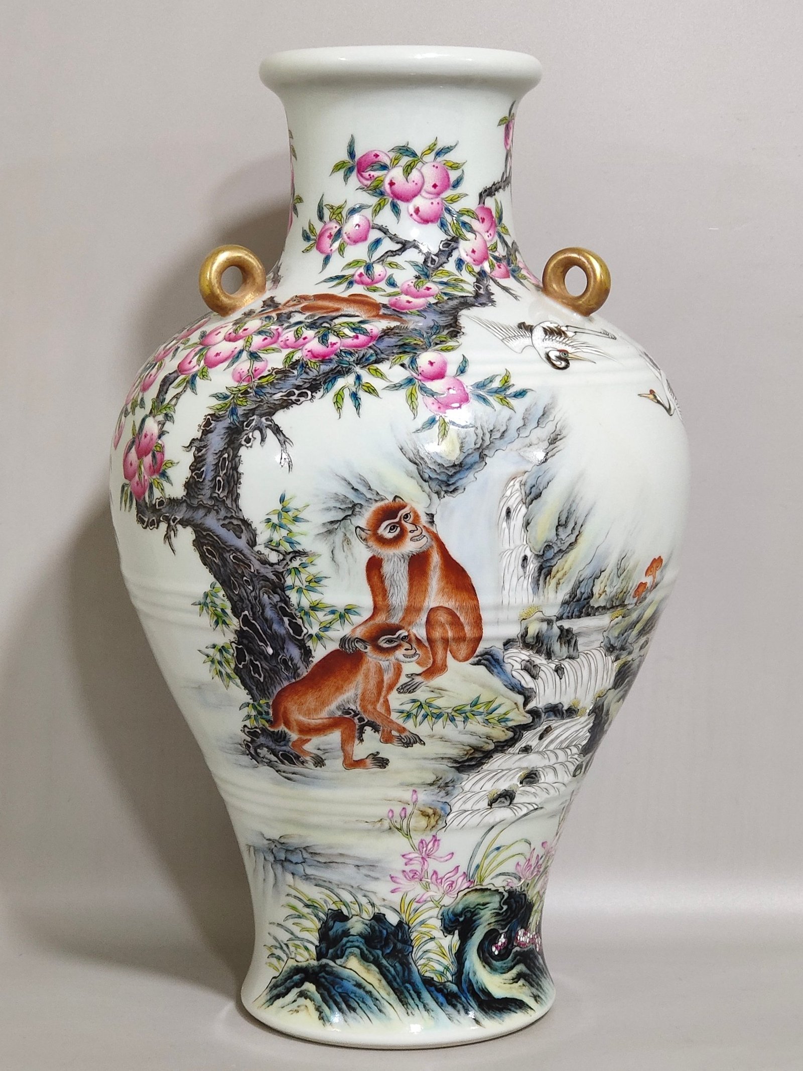 Qing Dynasty Yongzheng monkey picking peaches and writing poems plum vase