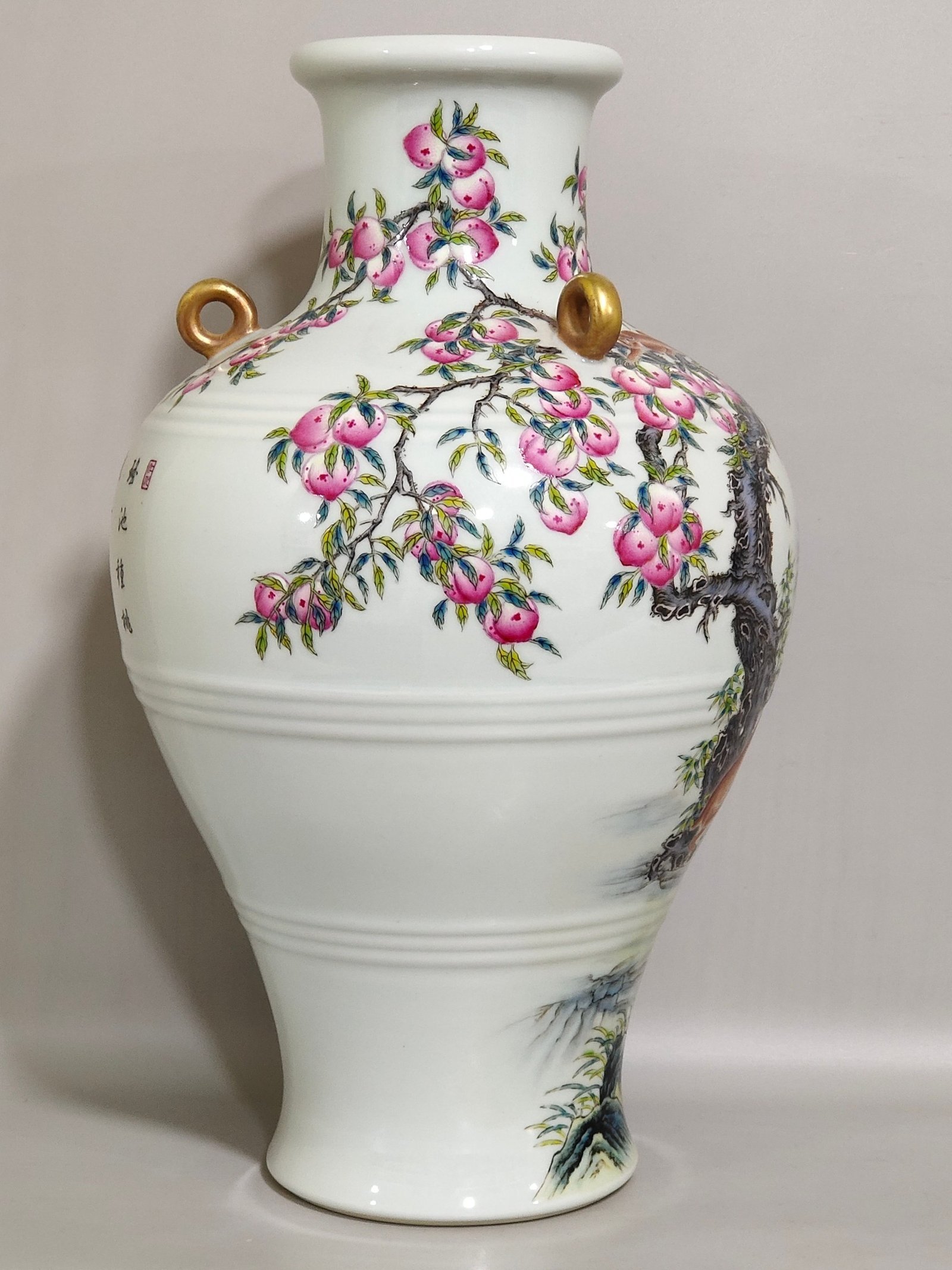 Qing Dynasty Yongzheng monkey picking peaches and writing poems plum vase