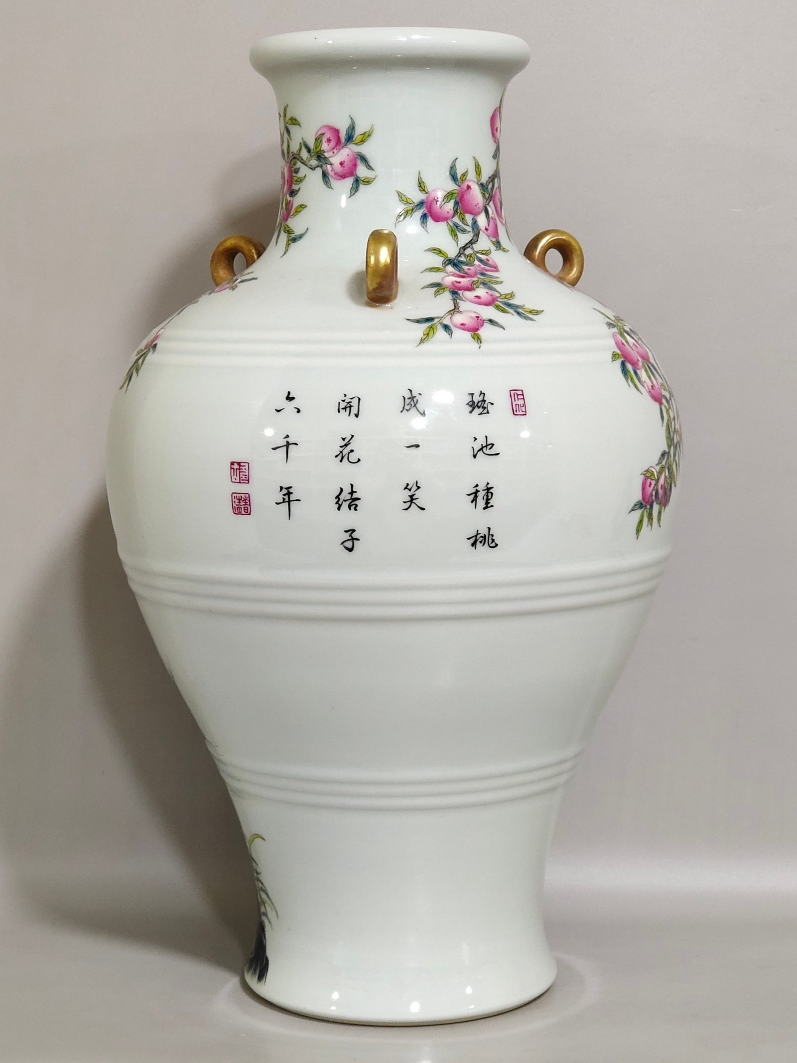 Qing Dynasty Yongzheng monkey picking peaches and writing poems plum vase