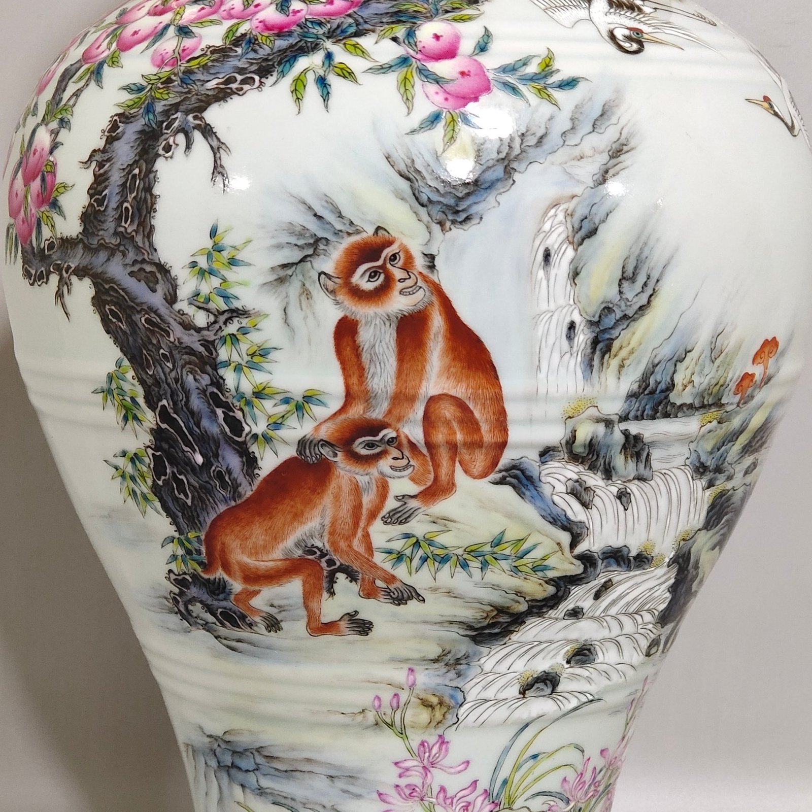 Qing Dynasty Yongzheng monkey picking peaches and writing poems plum vase