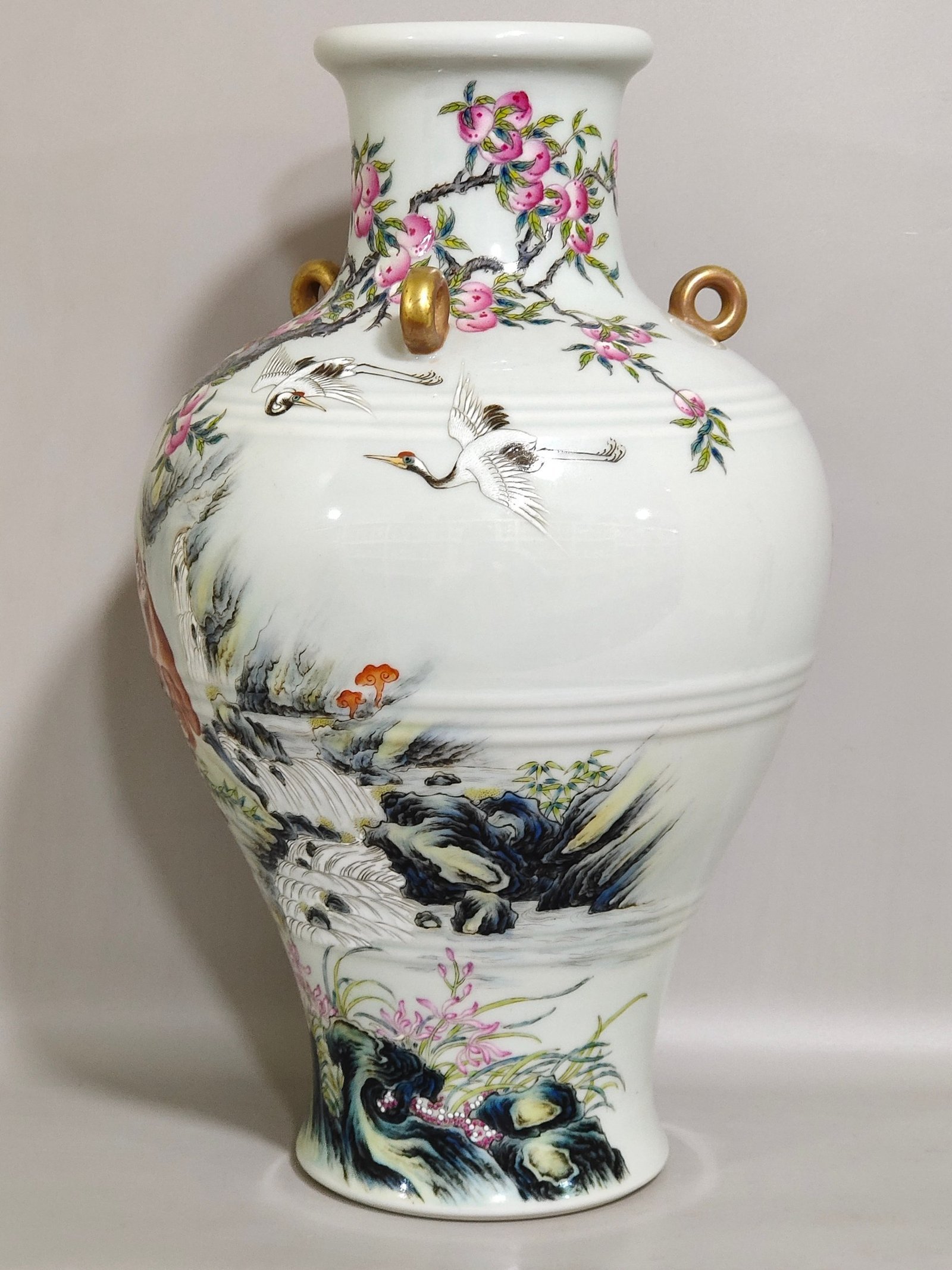 Qing Dynasty Yongzheng monkey picking peaches and writing poems plum vase