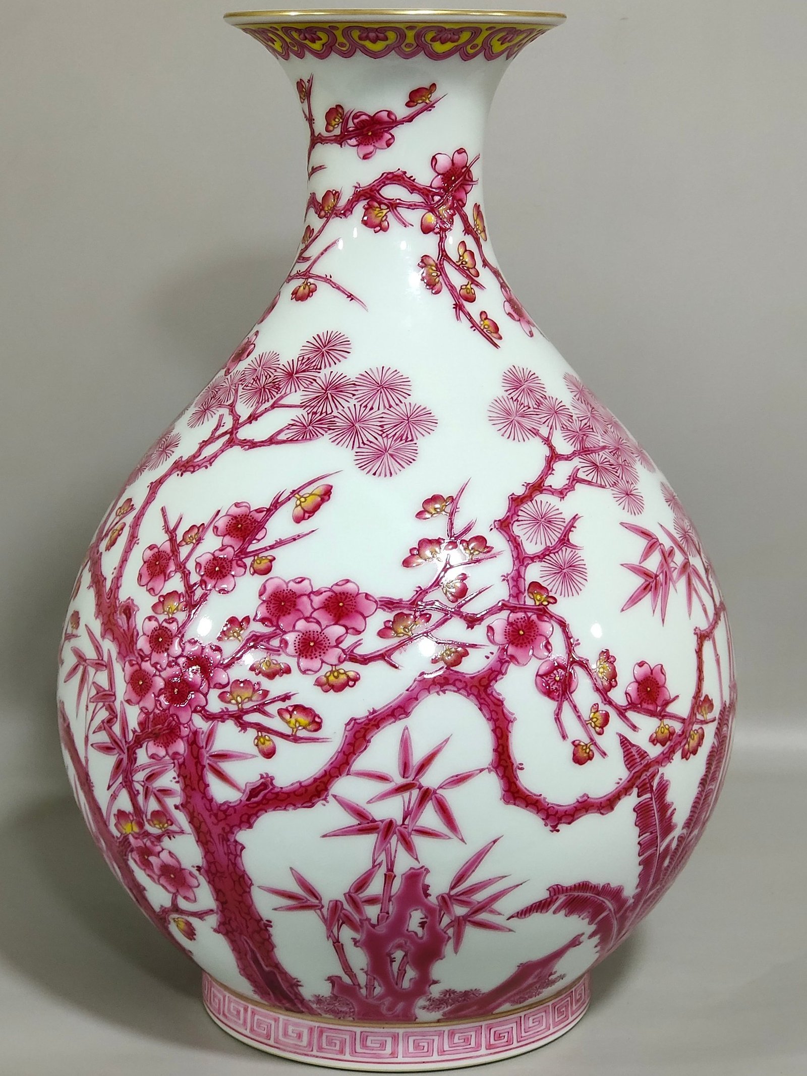 Qing Dynasty Yongzheng agate red Suihan Sanyou pine bamboo plum and jade pot spring vase