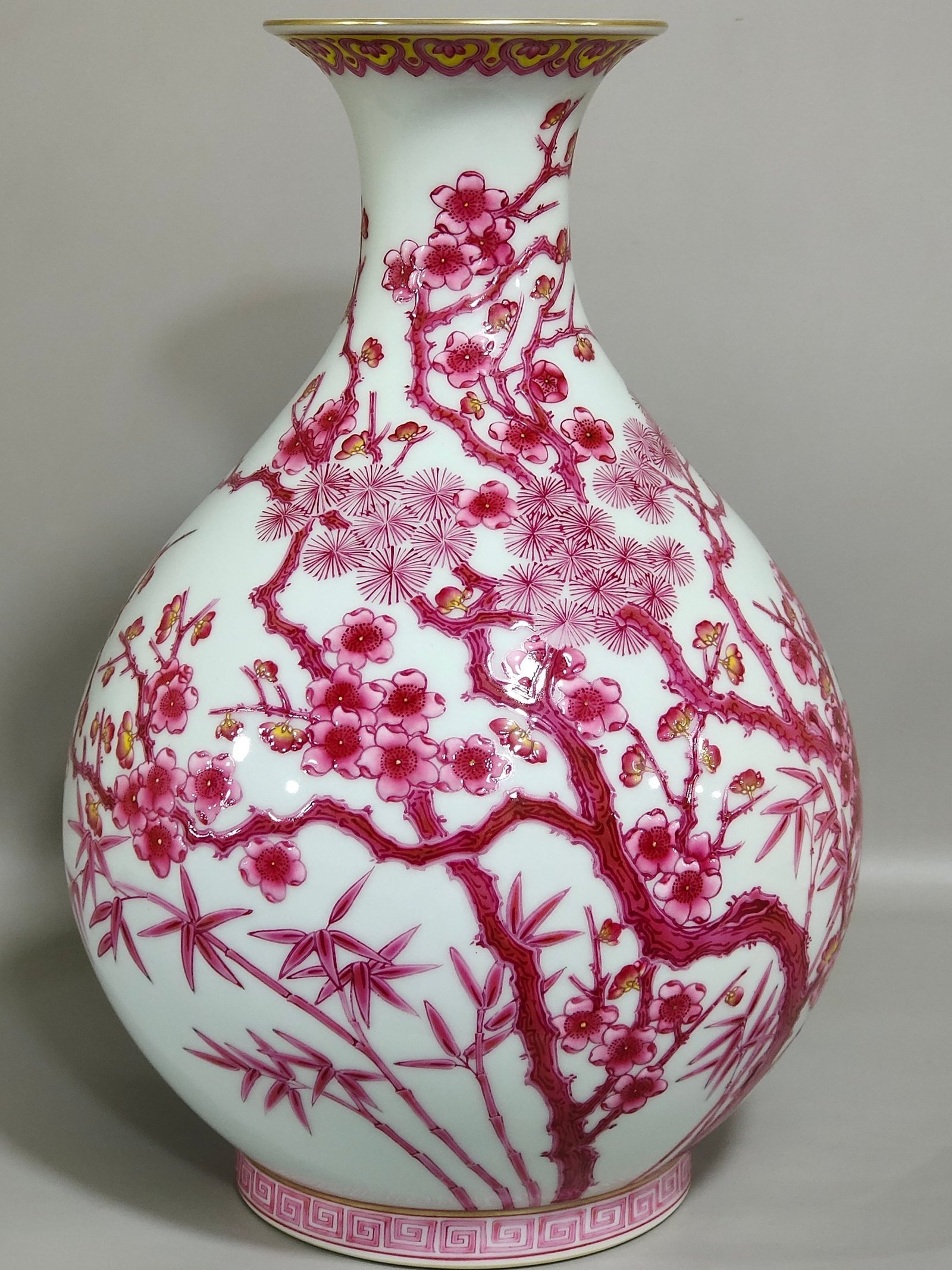 Qing Dynasty Yongzheng agate red Suihan Sanyou pine bamboo plum and jade pot spring vase