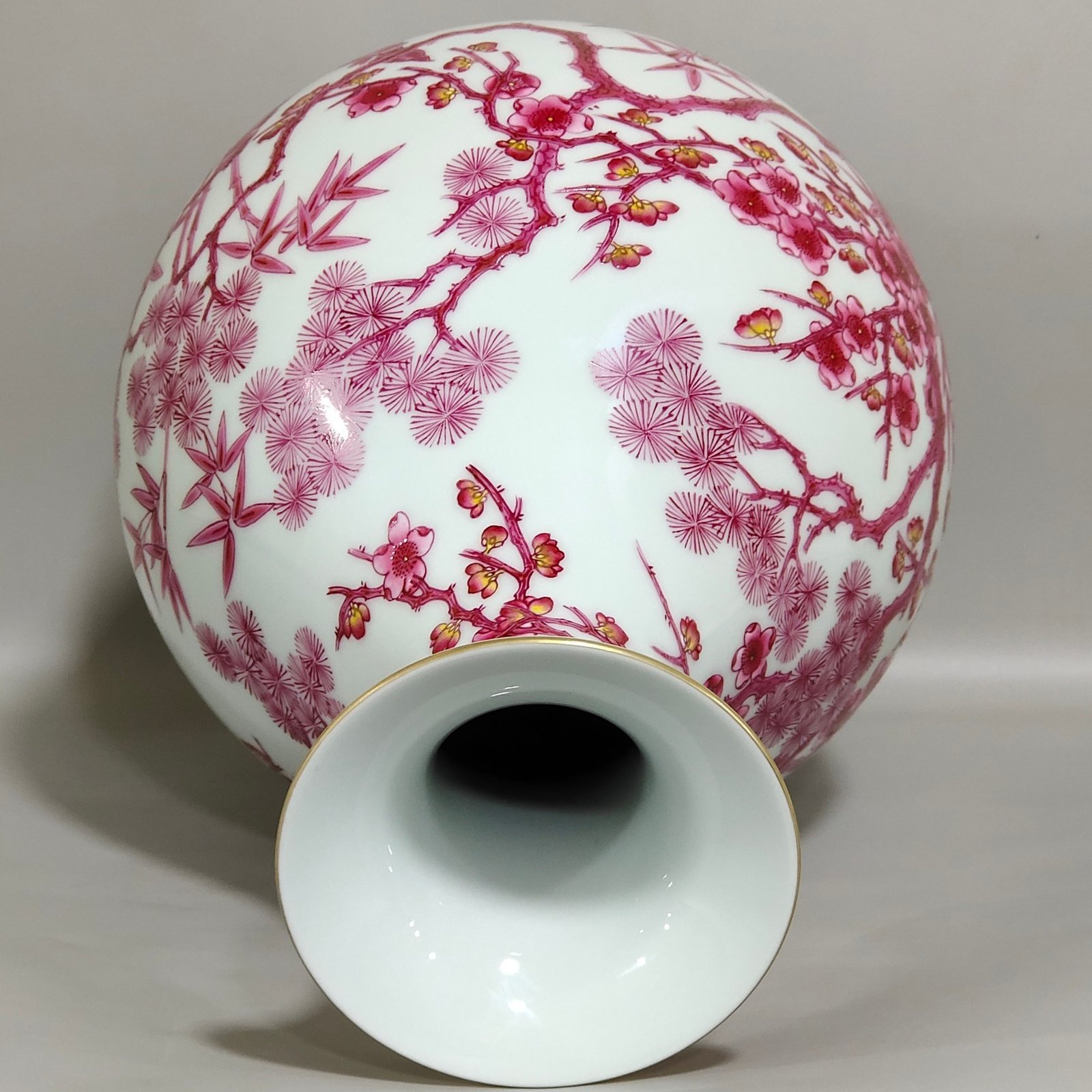 Qing Dynasty Yongzheng agate red Suihan Sanyou pine bamboo plum and jade pot spring vase