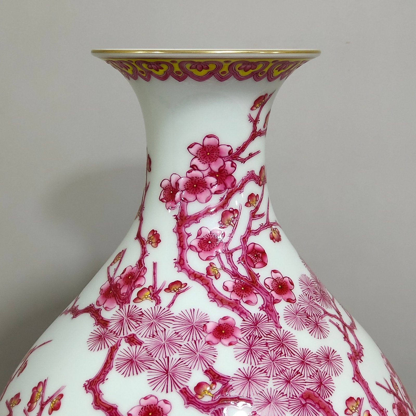 Qing Dynasty Yongzheng agate red Suihan Sanyou pine bamboo plum and jade pot spring vase