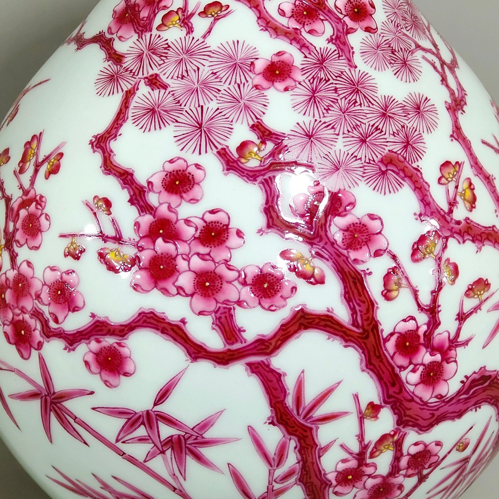 Qing Dynasty Yongzheng agate red Suihan Sanyou pine bamboo plum and jade pot spring vase
