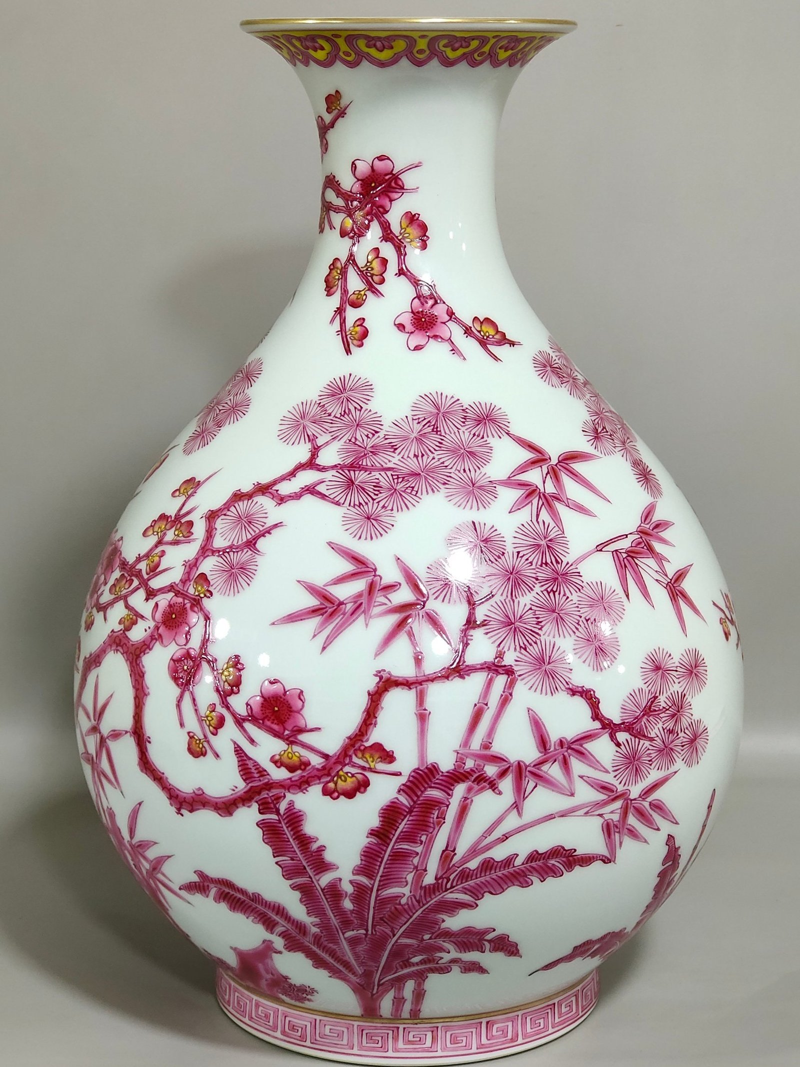 Qing Dynasty Yongzheng agate red Suihan Sanyou pine bamboo plum and jade pot spring vase