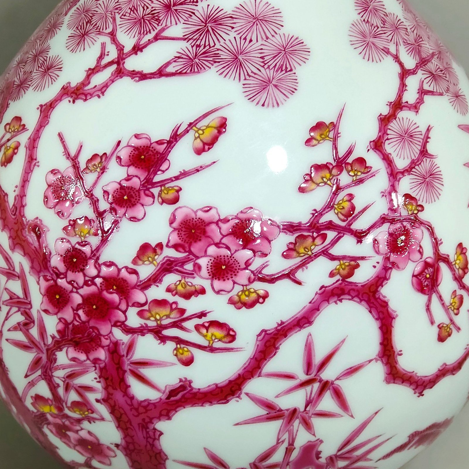 Qing Dynasty Yongzheng agate red Suihan Sanyou pine bamboo plum and jade pot spring vase