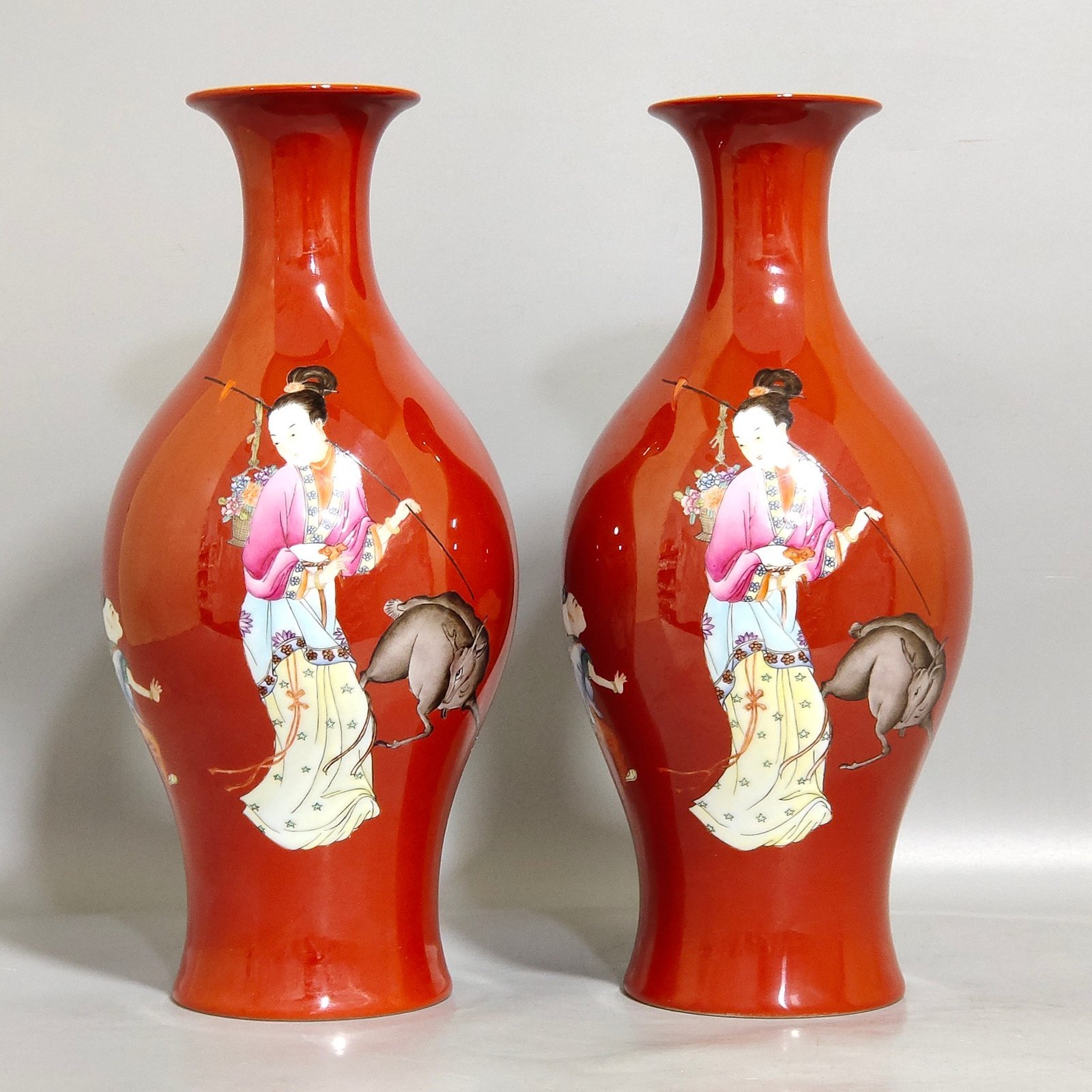 Qing Dynasty Yongzheng coral red character story olive bottle