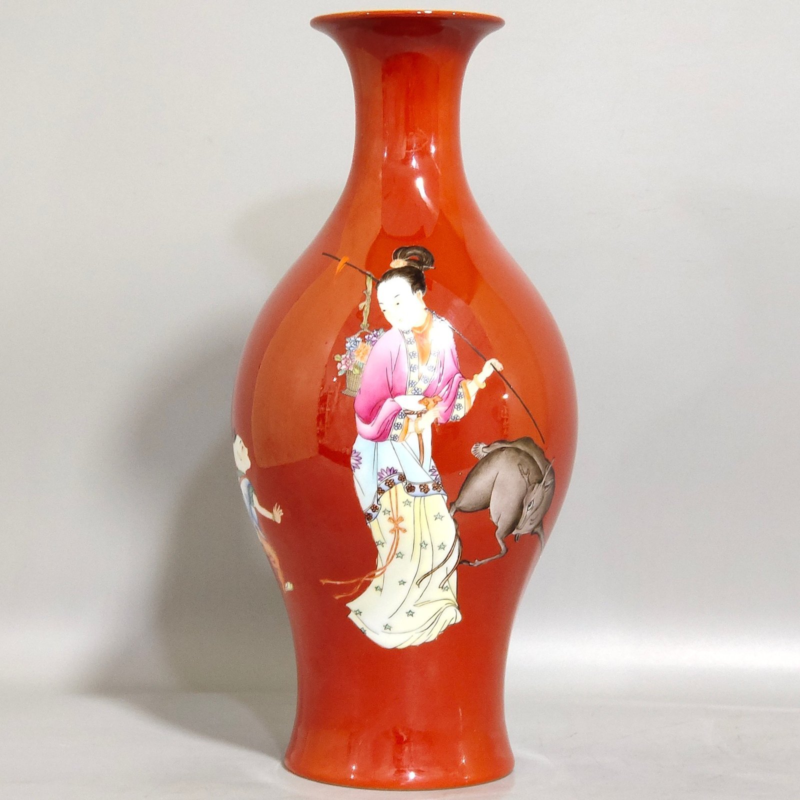 Qing Dynasty Yongzheng coral red character story olive bottle
