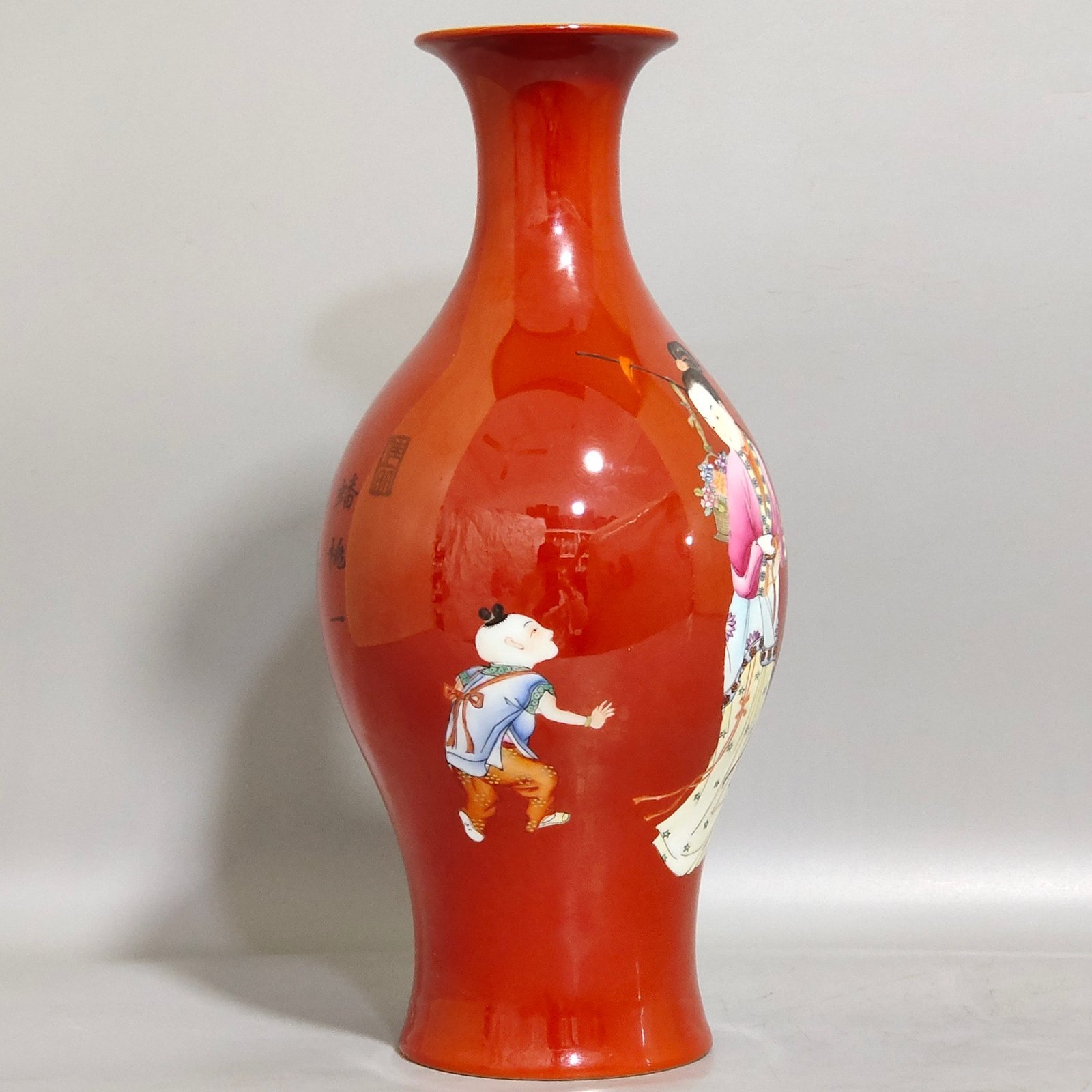 Qing Dynasty Yongzheng coral red character story olive bottle