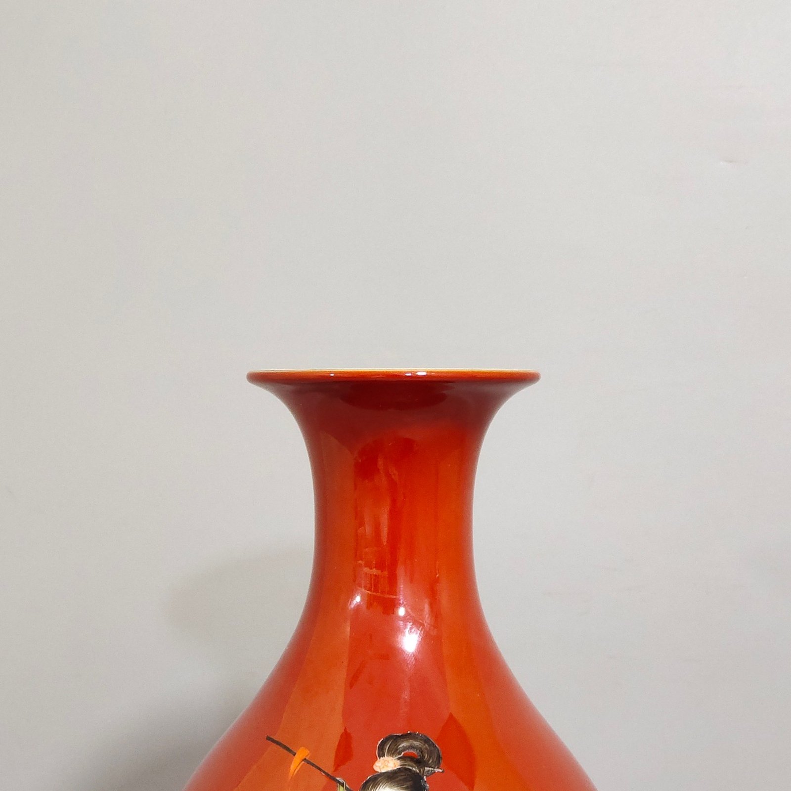 Qing Dynasty Yongzheng coral red character story olive bottle