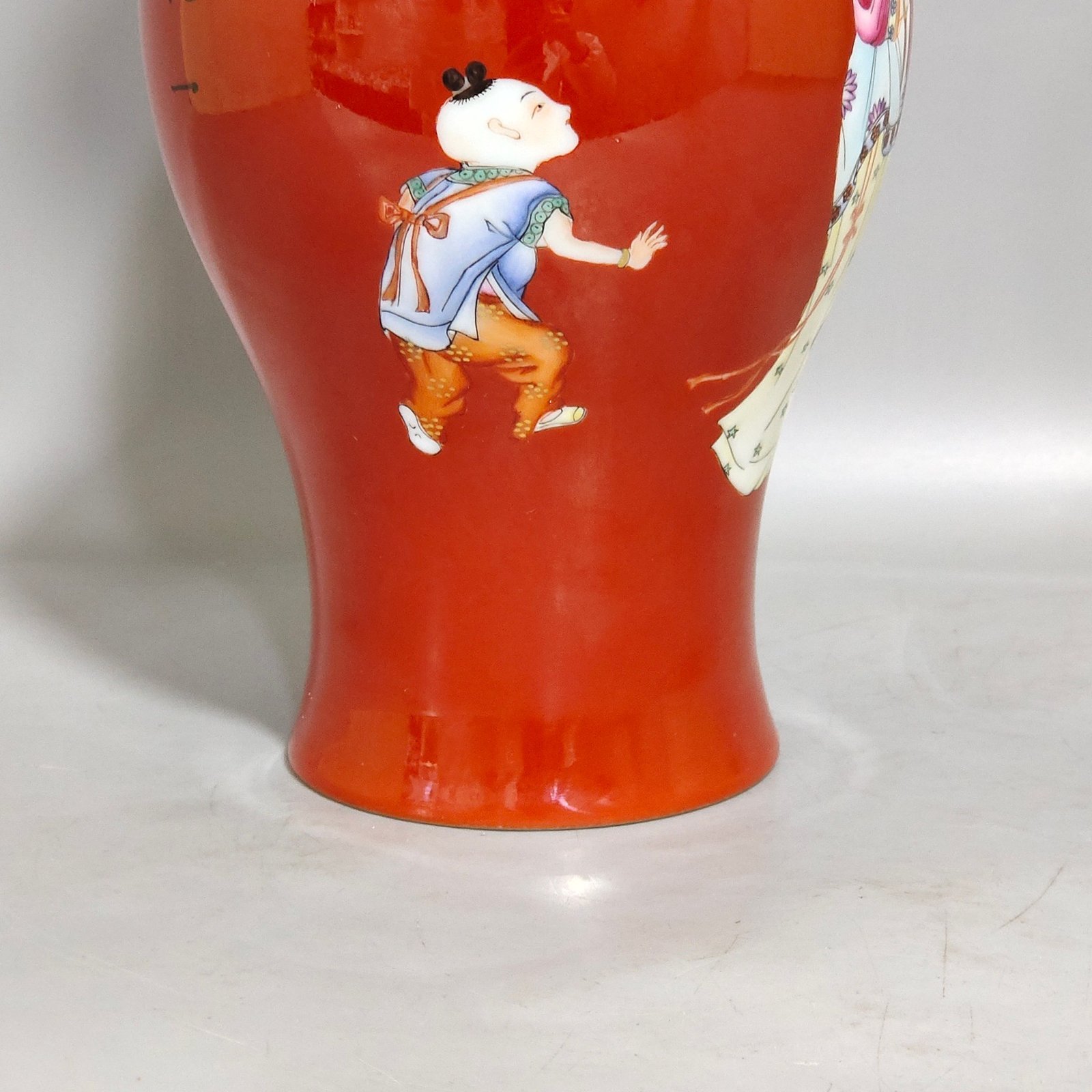 Qing Dynasty Yongzheng coral red character story olive bottle