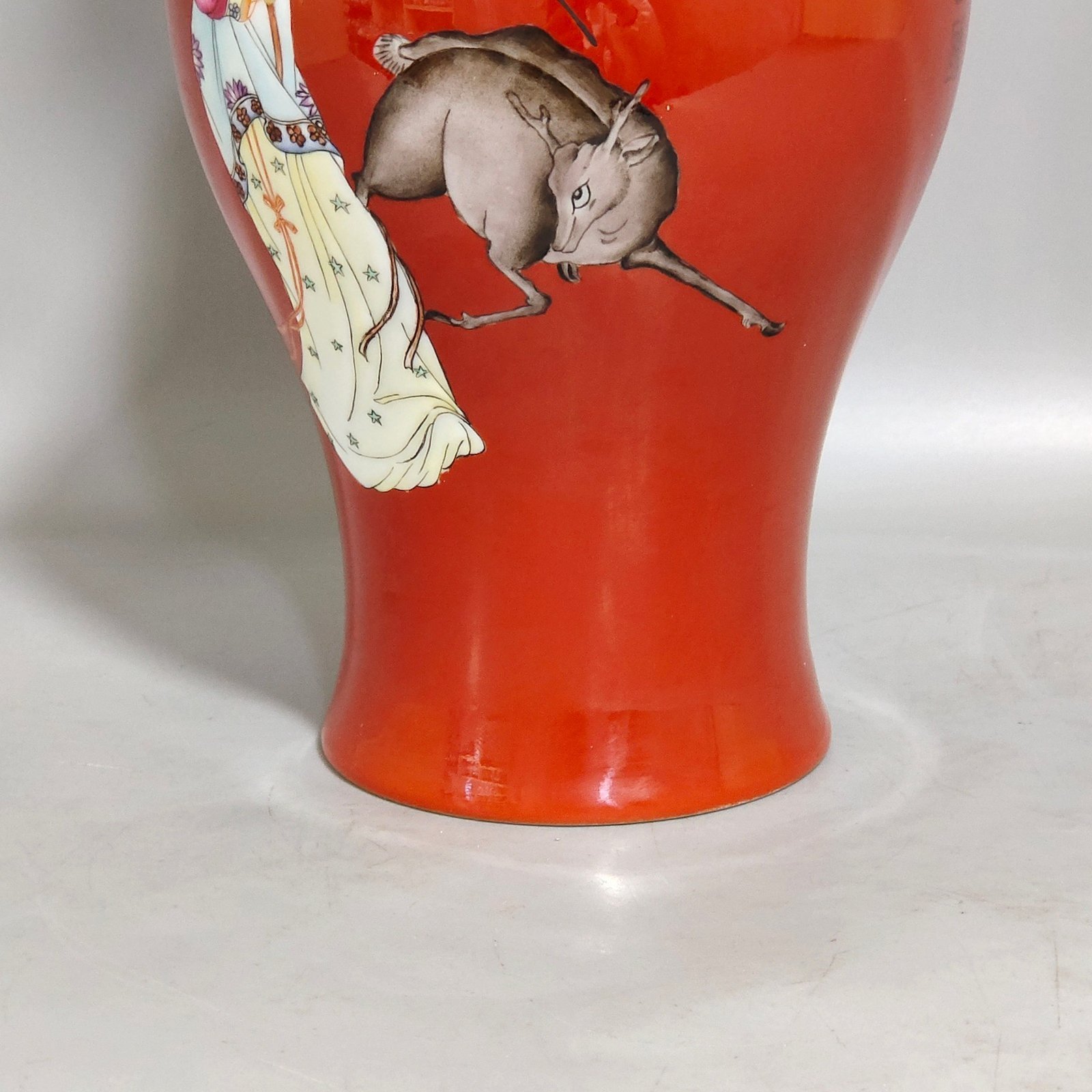 Qing Dynasty Yongzheng coral red character story olive bottle
