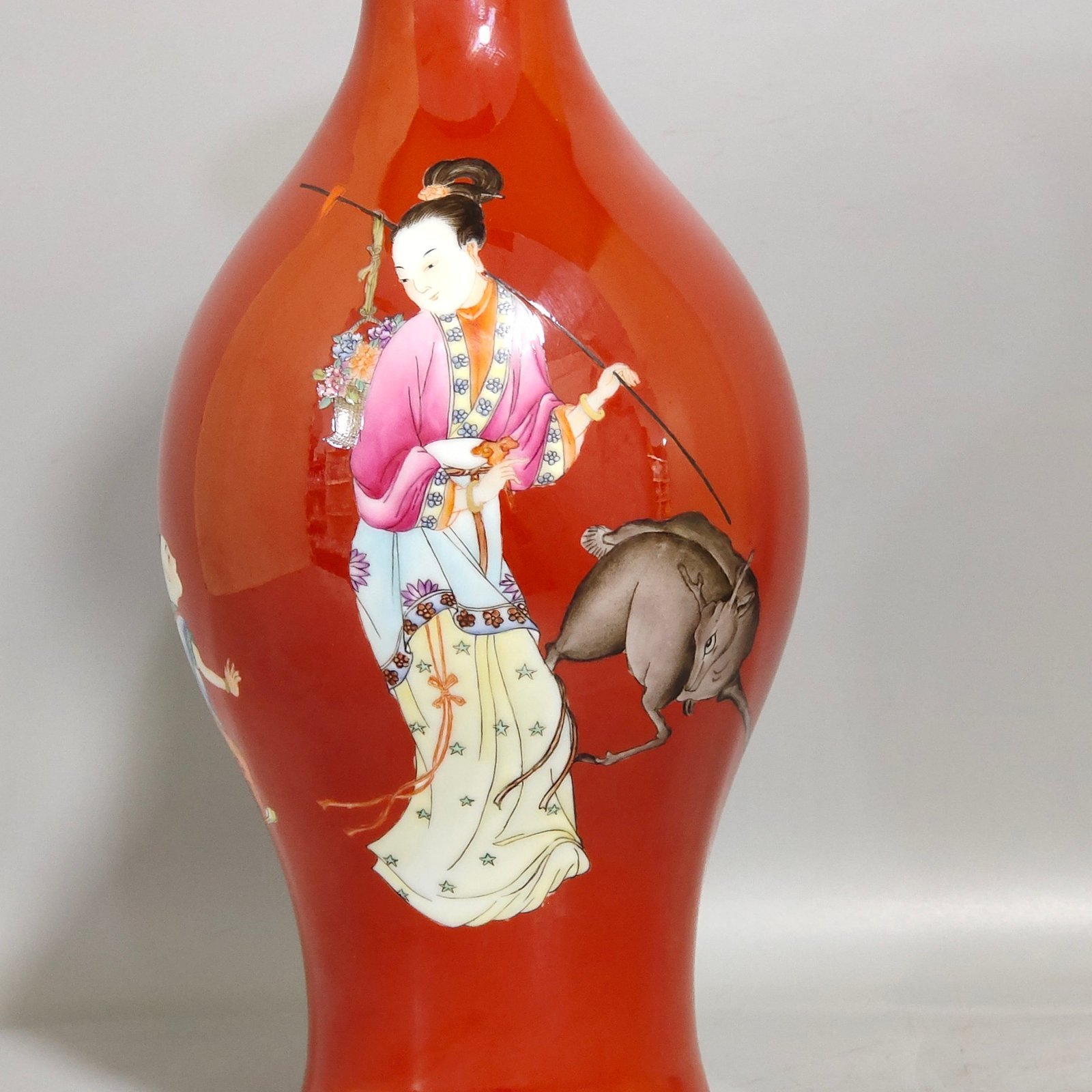Qing Dynasty Yongzheng coral red character story olive bottle