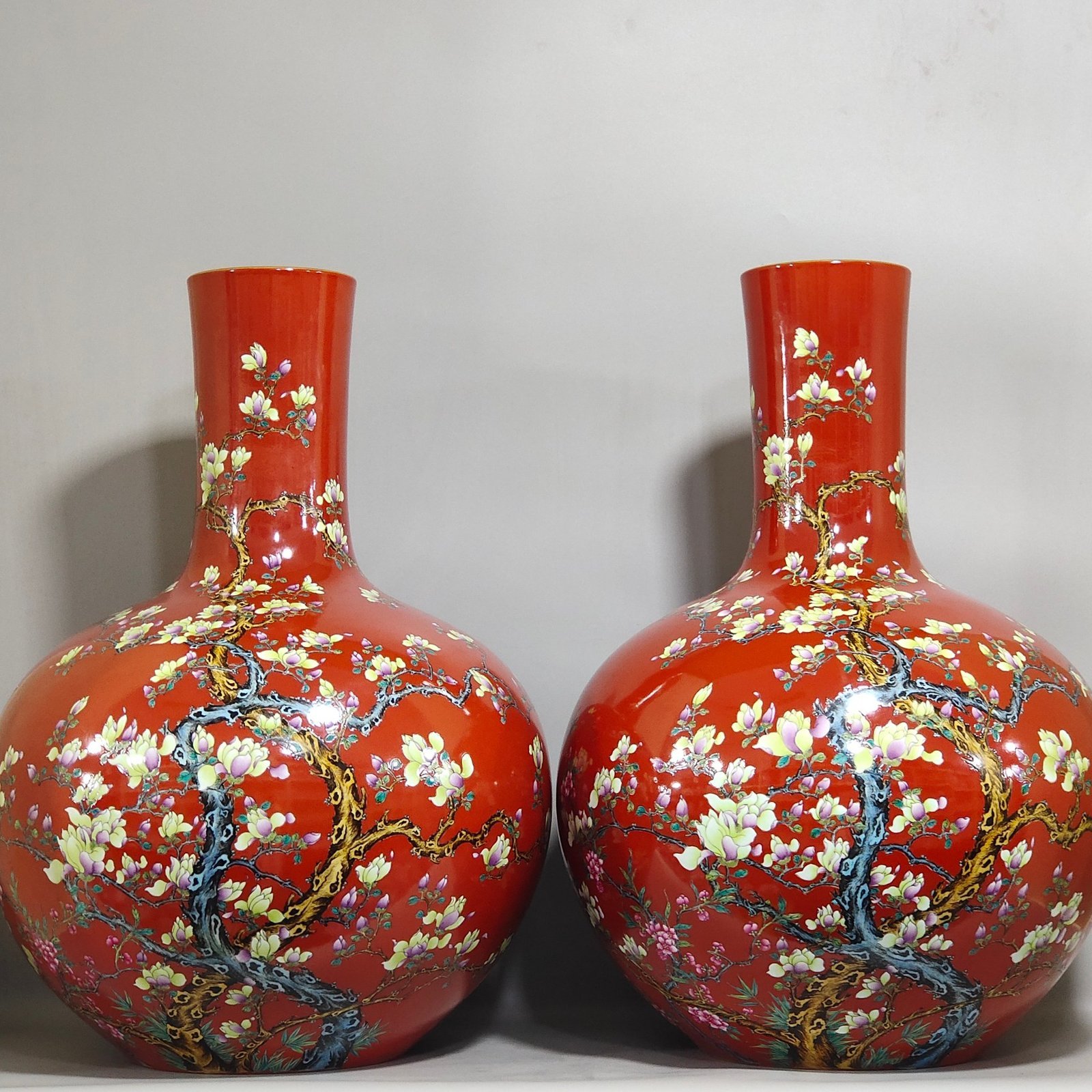 Qing Dynasty Yongzheng coral red magnolia poem celestial sphere vase