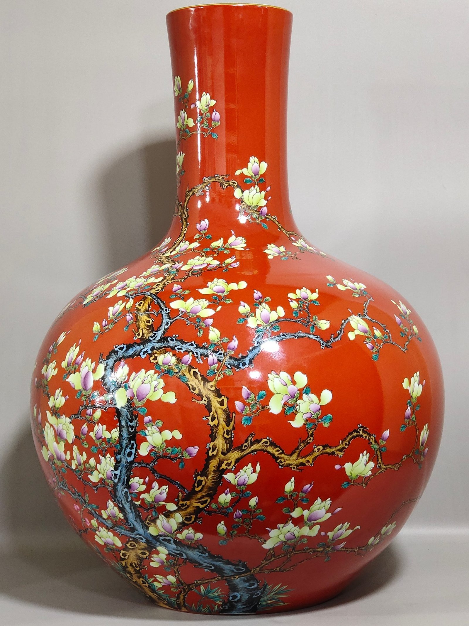 Qing Dynasty Yongzheng coral red magnolia poem celestial sphere vase