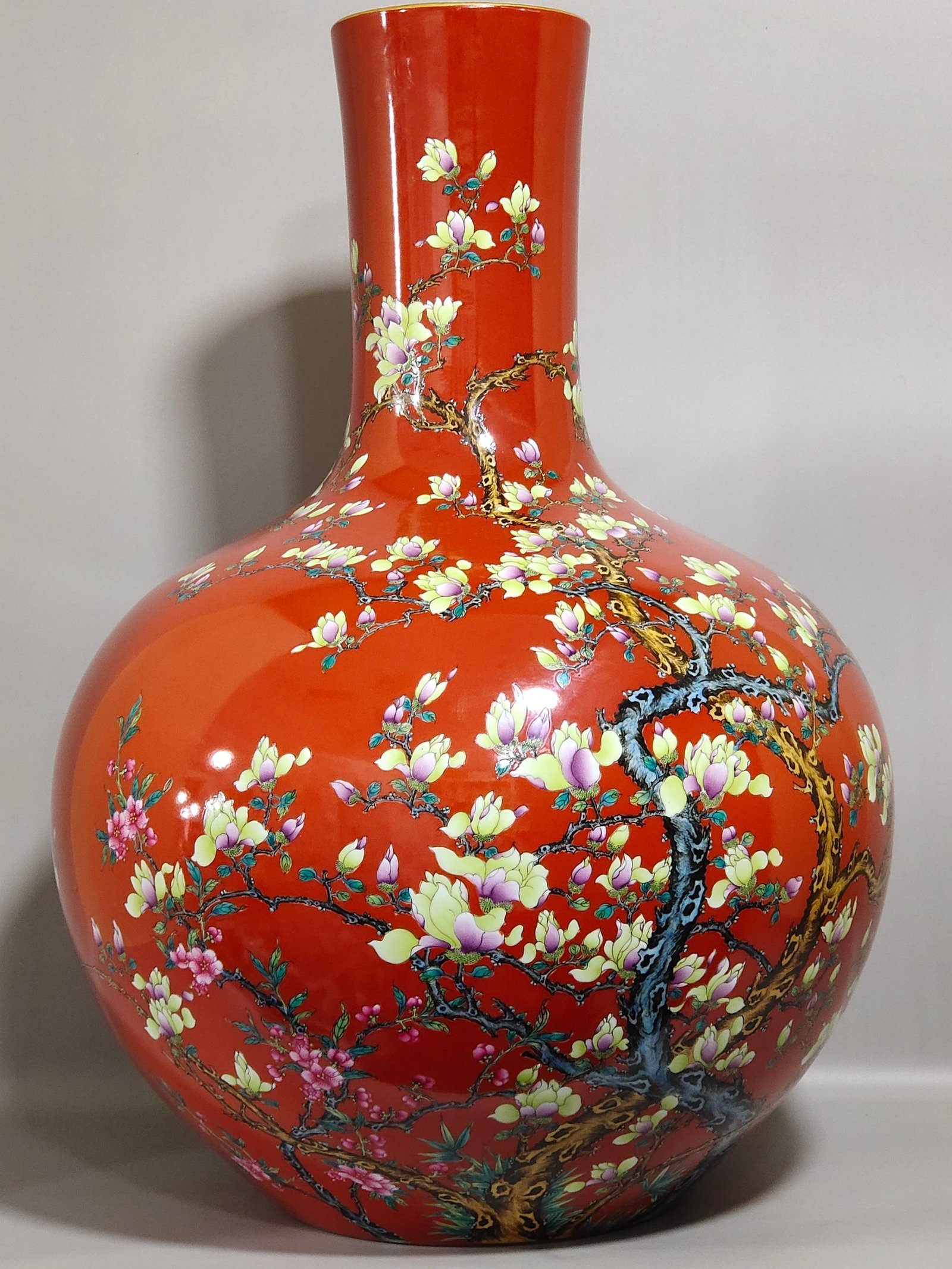 Qing Dynasty Yongzheng coral red magnolia poem celestial sphere vase