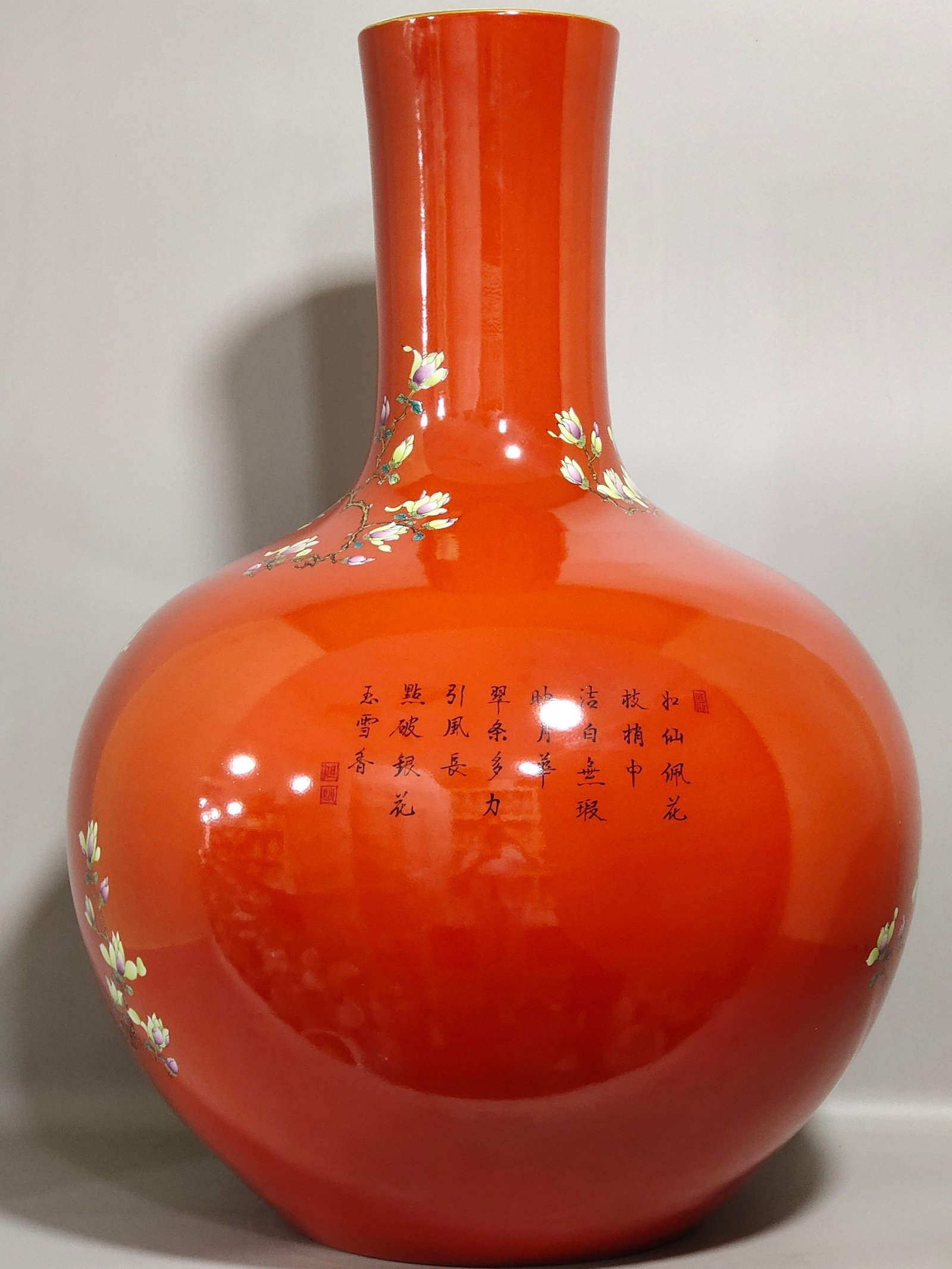 Qing Dynasty Yongzheng coral red magnolia poem celestial sphere vase