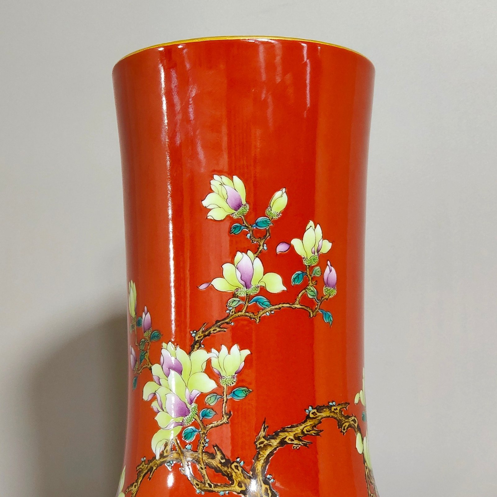 Qing Dynasty Yongzheng coral red magnolia poem celestial sphere vase
