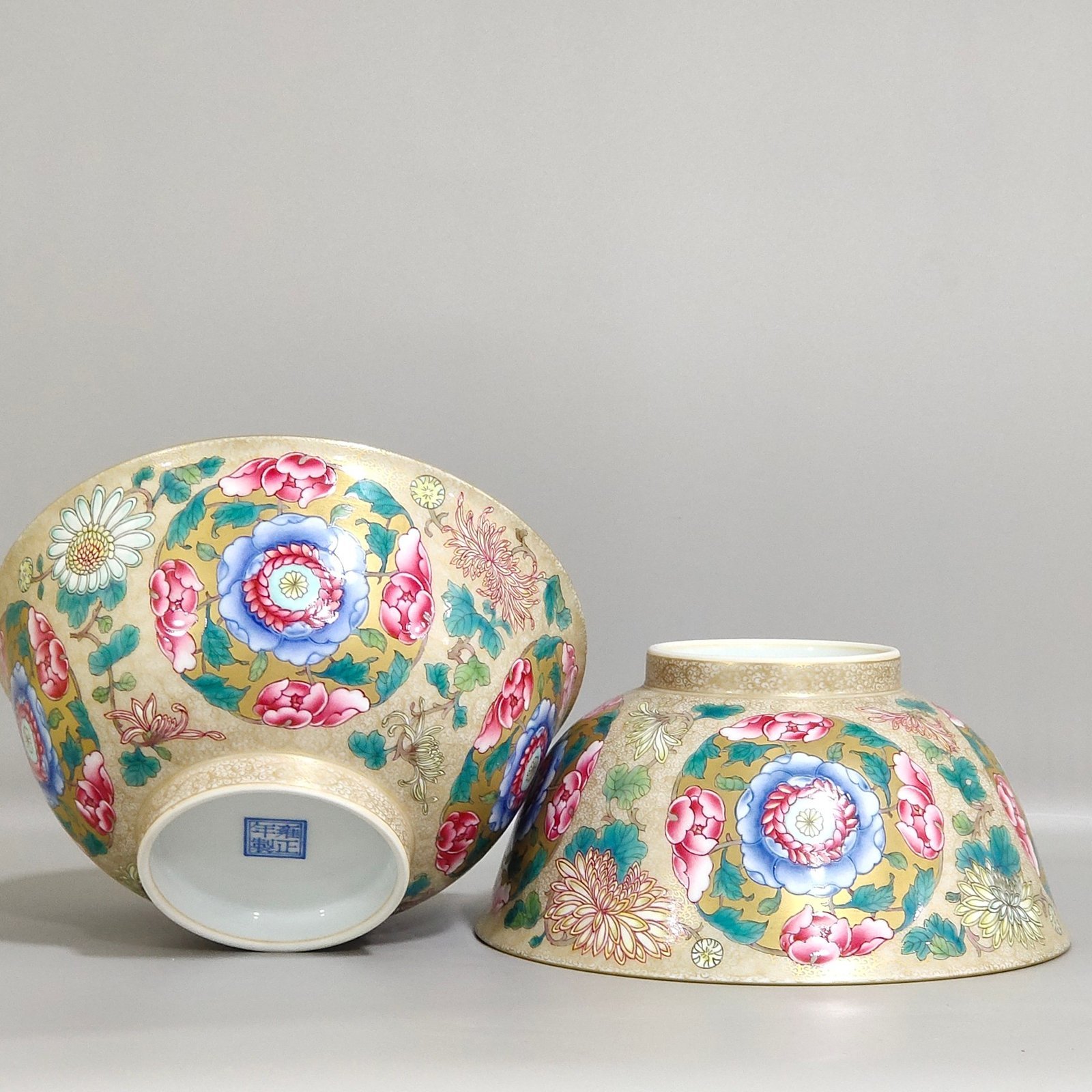Qing Dynasty Yongzheng enamel colored fern and golden flower bowl