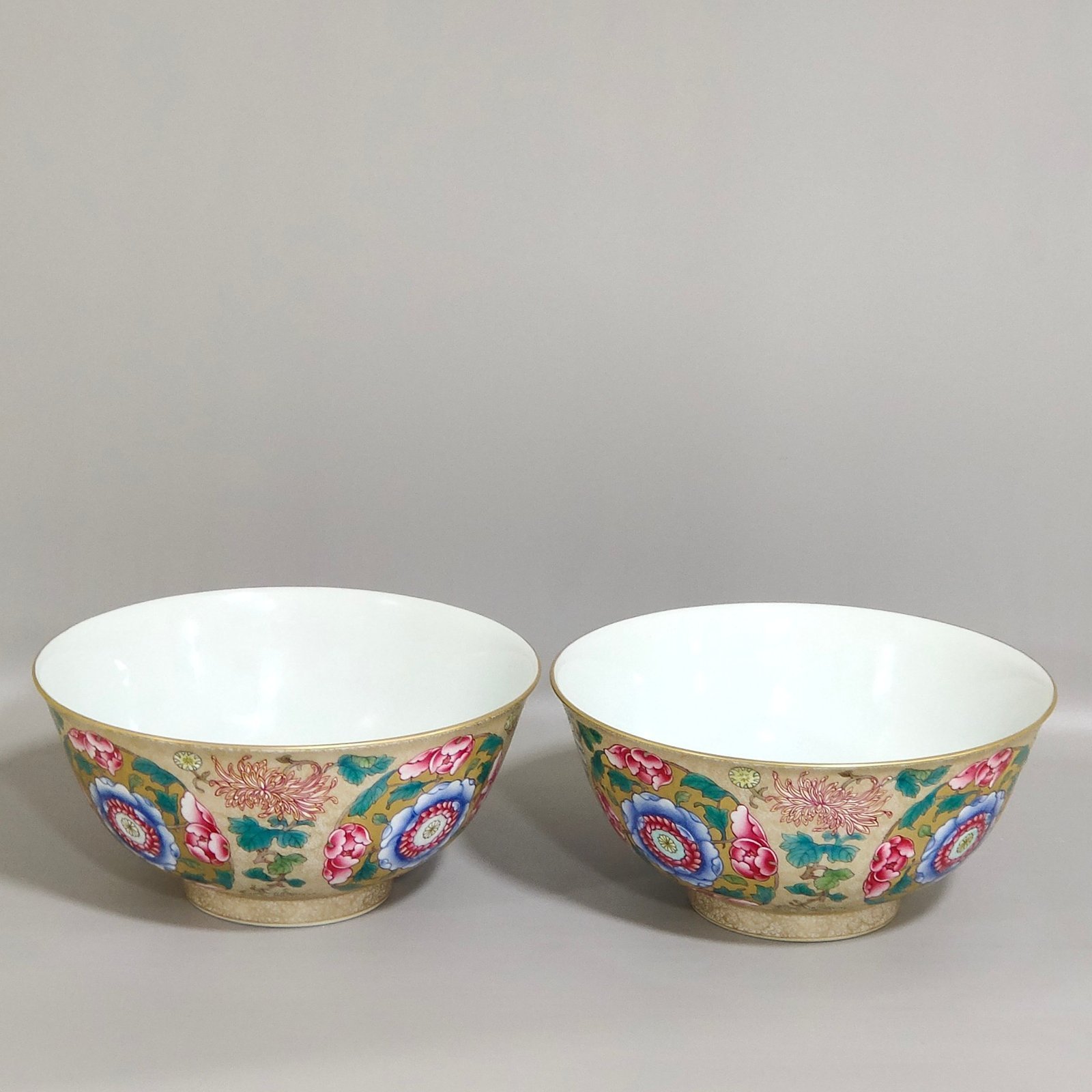 Qing Dynasty Yongzheng enamel colored fern and golden flower bowl