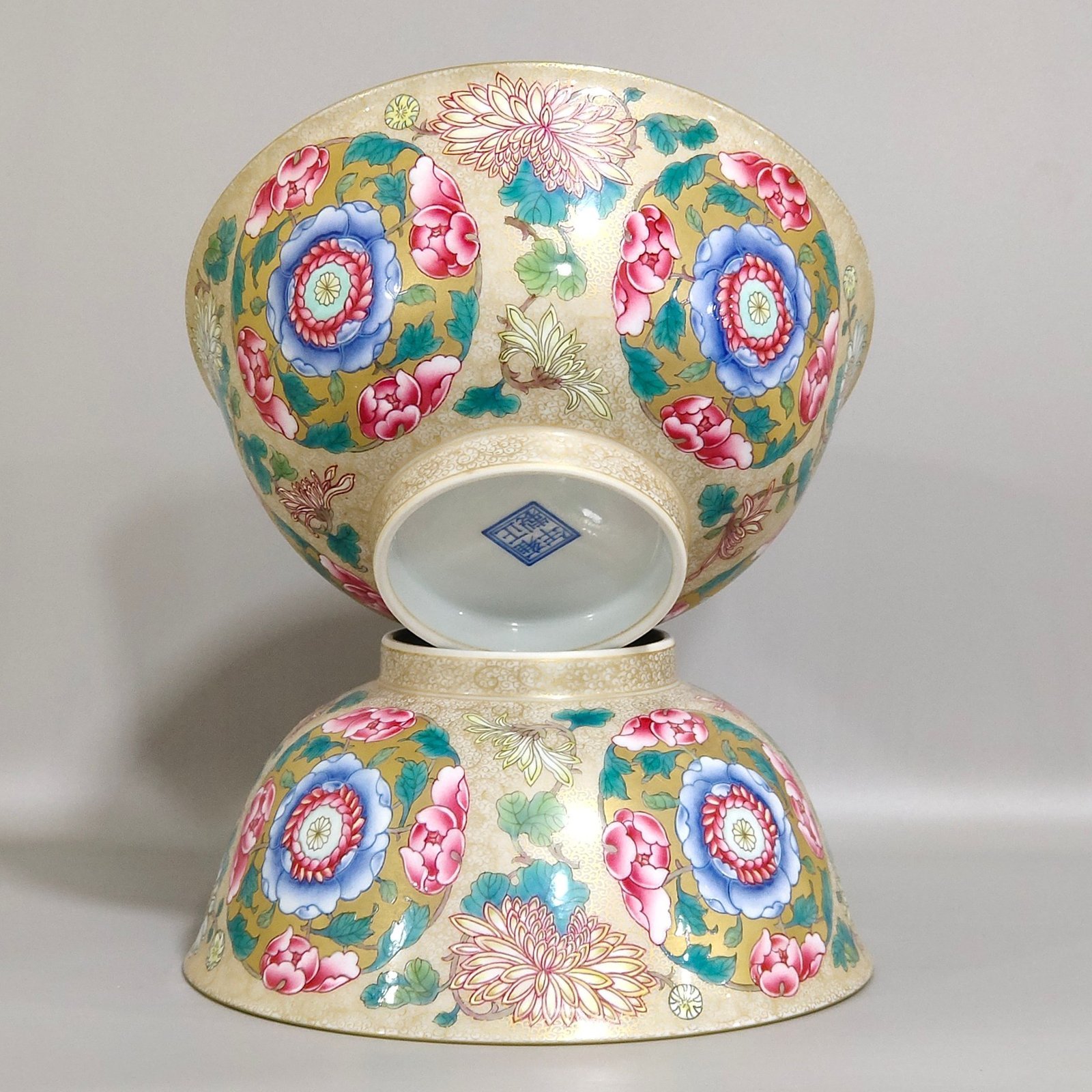 Qing Dynasty Yongzheng enamel colored fern and golden flower bowl