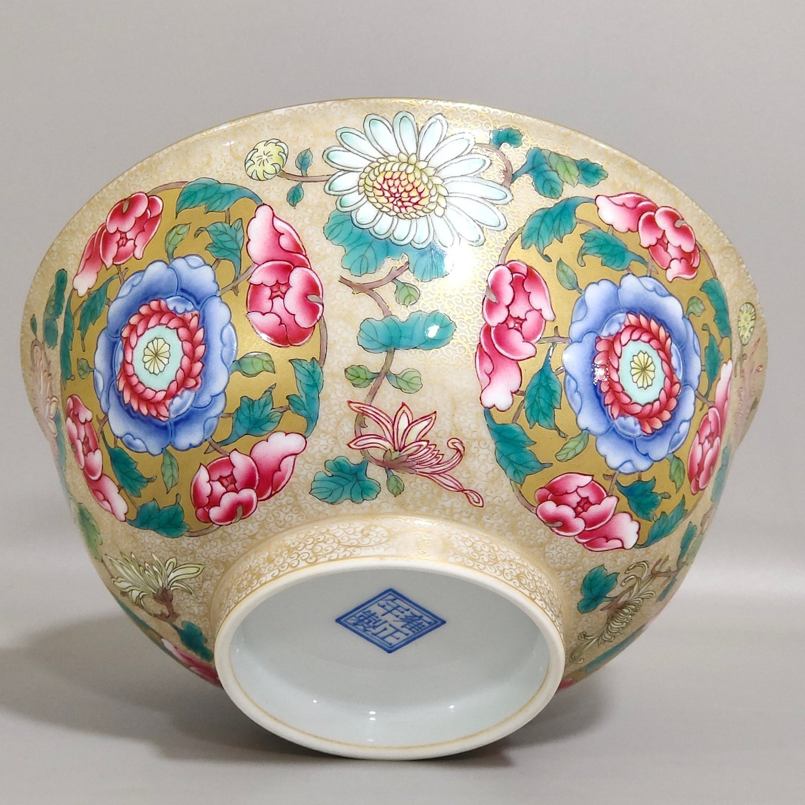 Qing Dynasty Yongzheng enamel colored fern and golden flower bowl