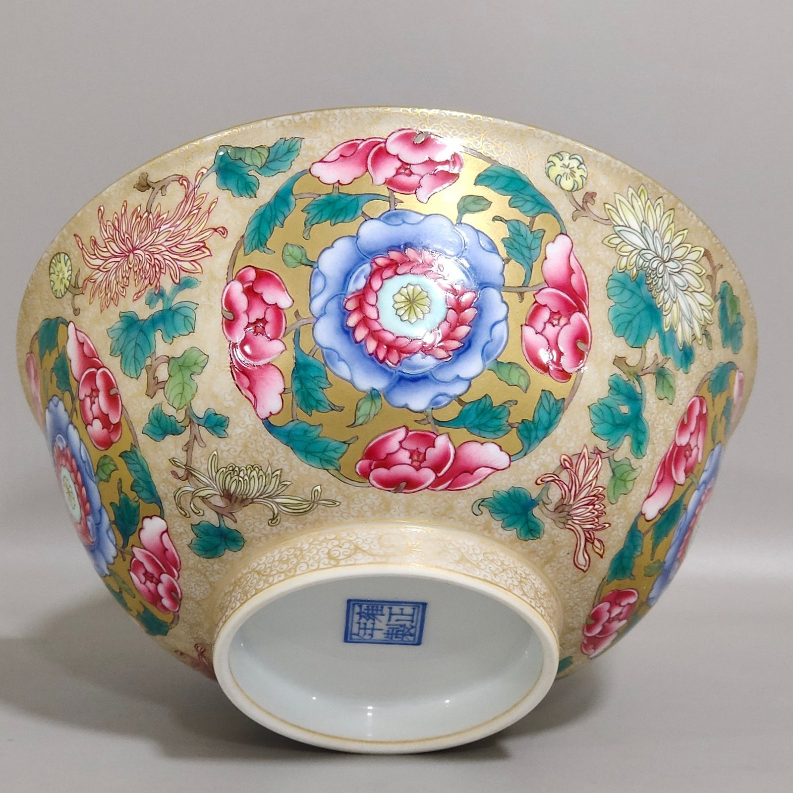 Qing Dynasty Yongzheng enamel colored fern and golden flower bowl