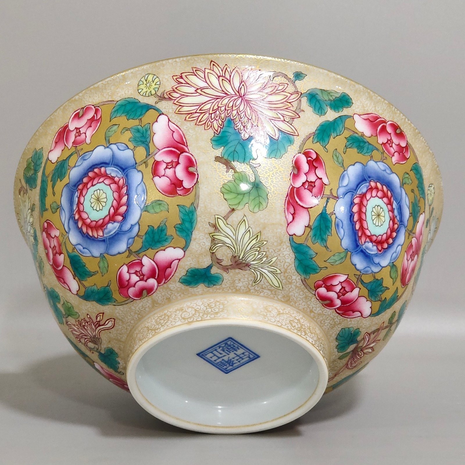Qing Dynasty Yongzheng enamel colored fern and golden flower bowl