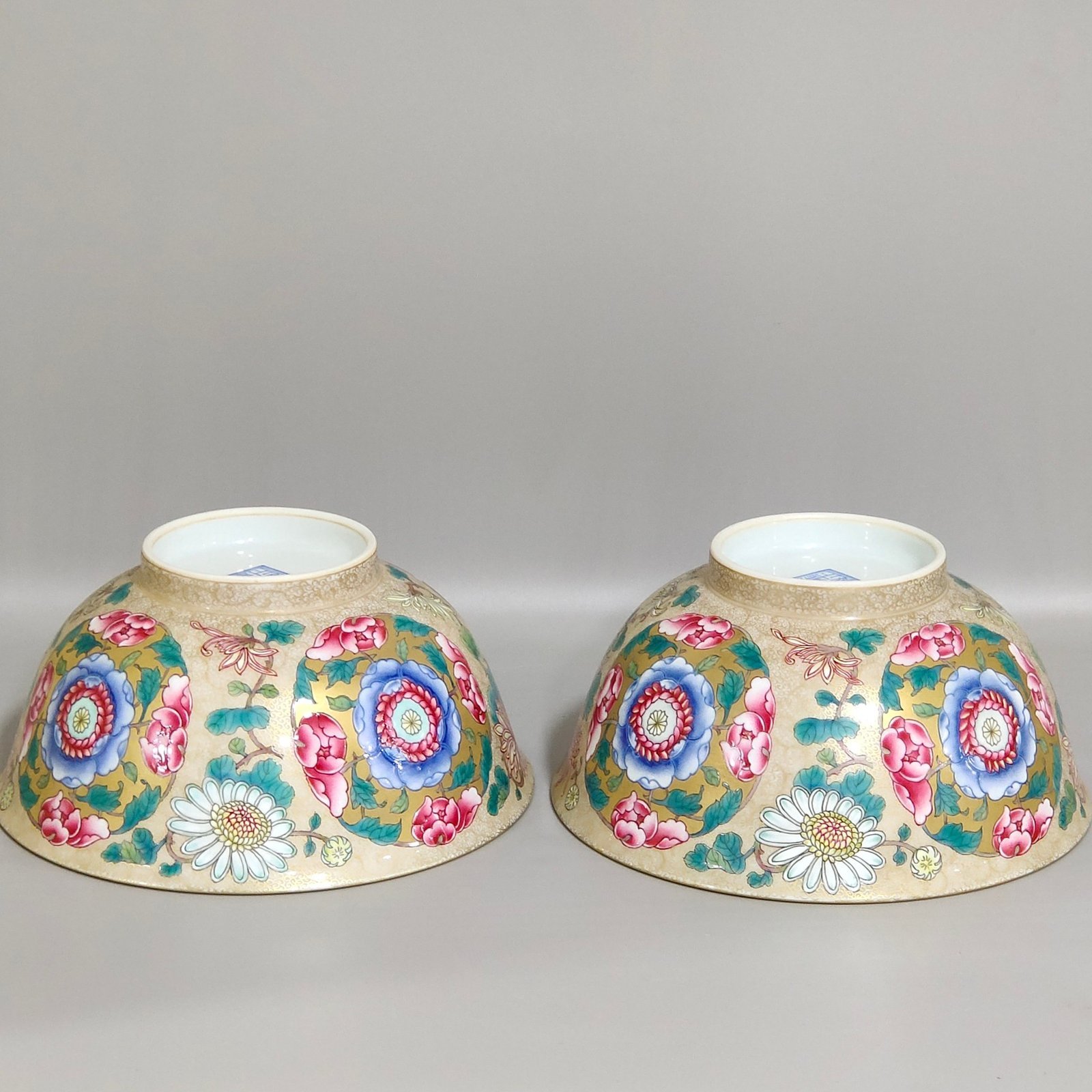 Qing Dynasty Yongzheng enamel colored fern and golden flower bowl