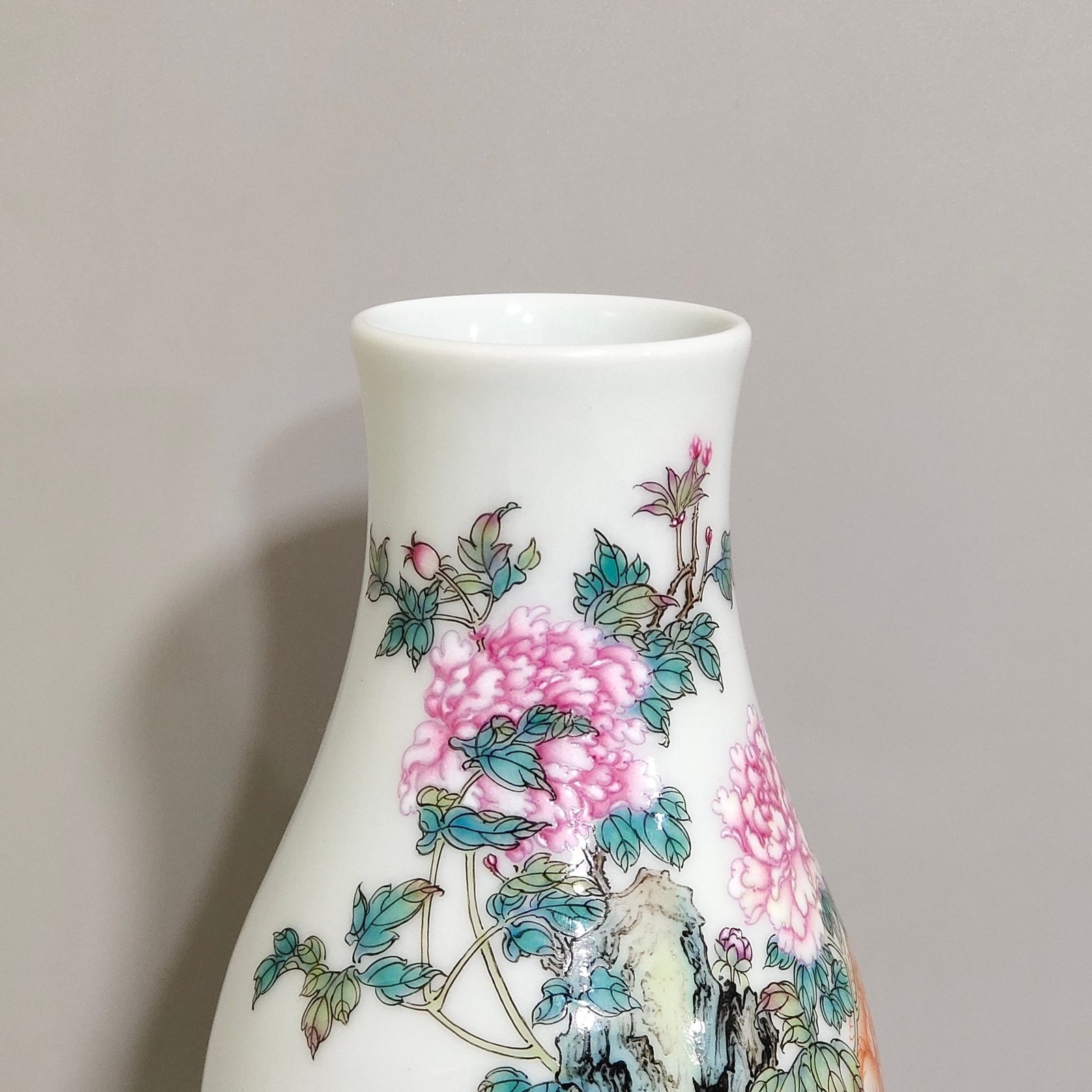 Qing Dynasty Yongzheng enamel color olive vase with poems about family joy and good luck